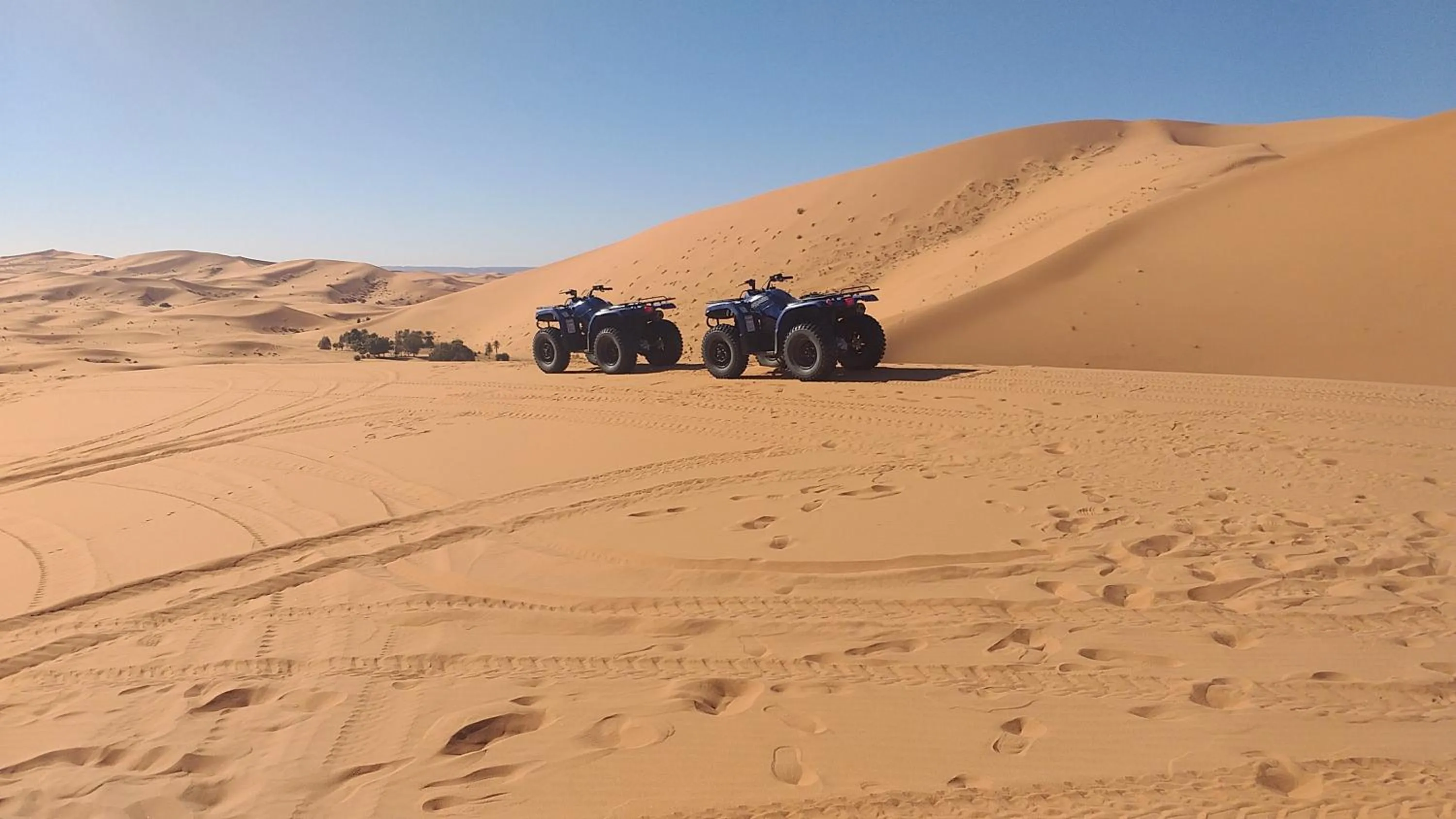 Merzouga Quiet apart &camels trecking