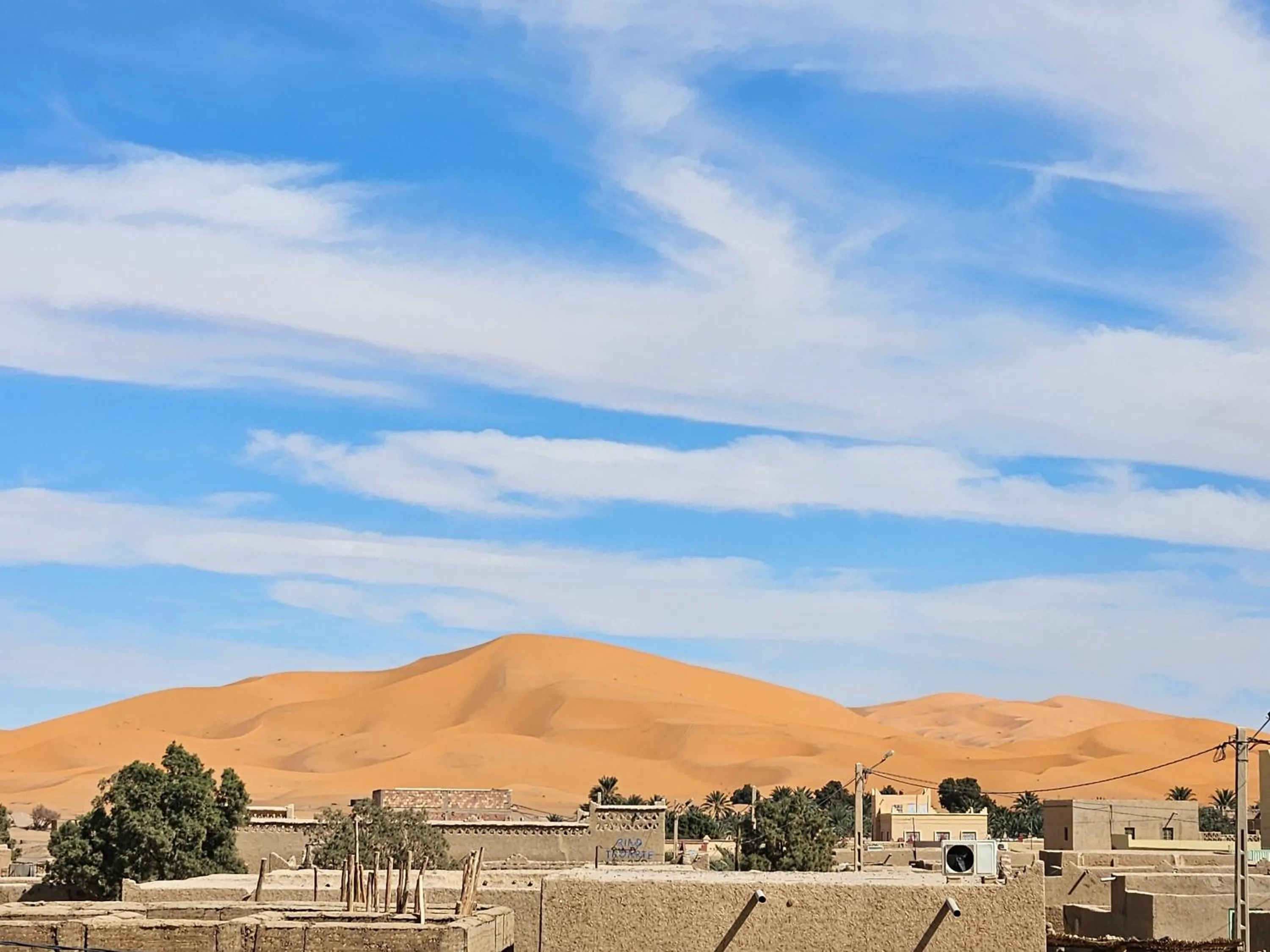 Merzouga Quiet apart &camels trecking