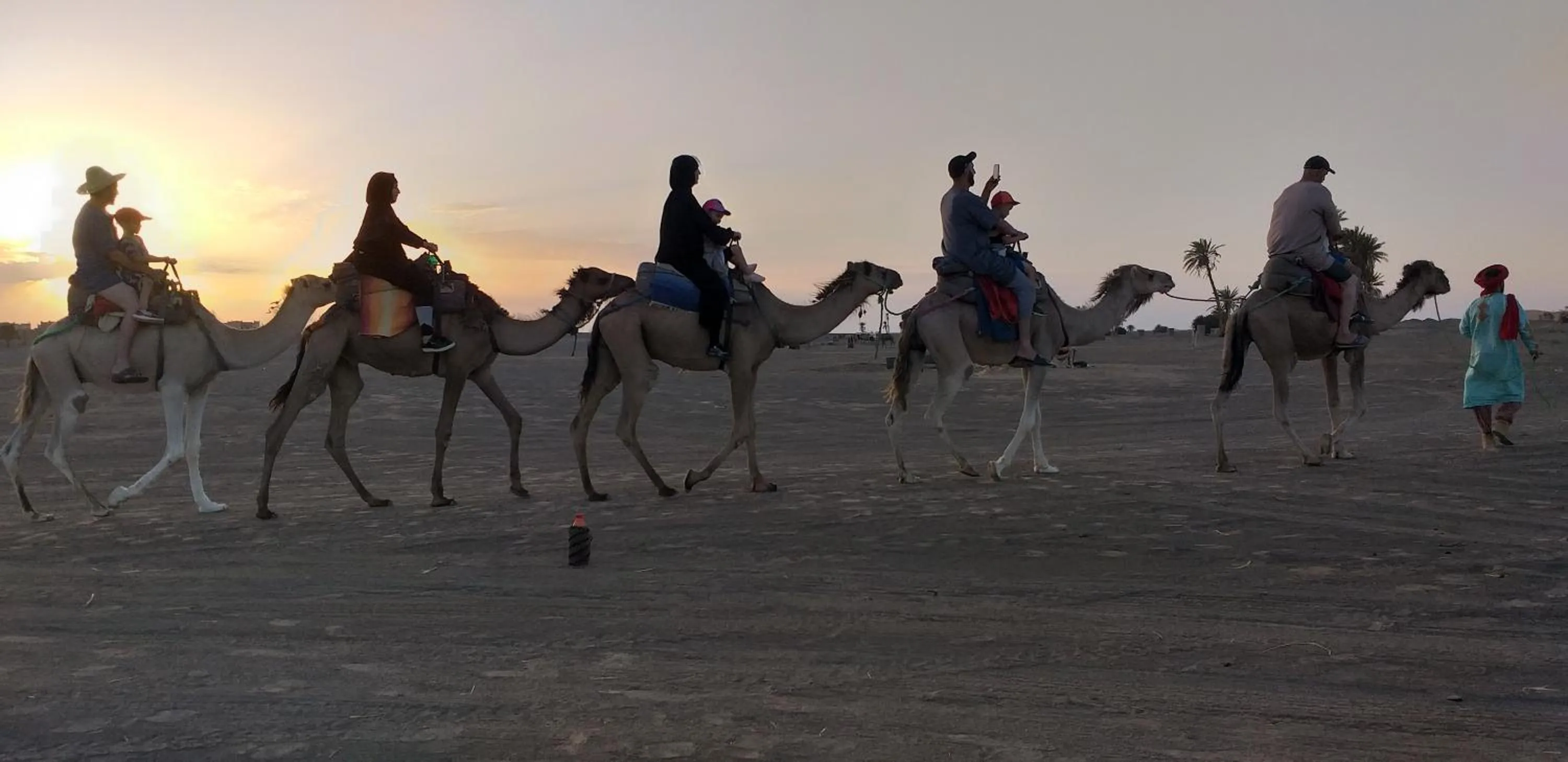 Merzouga Quiet apart &camels trecking