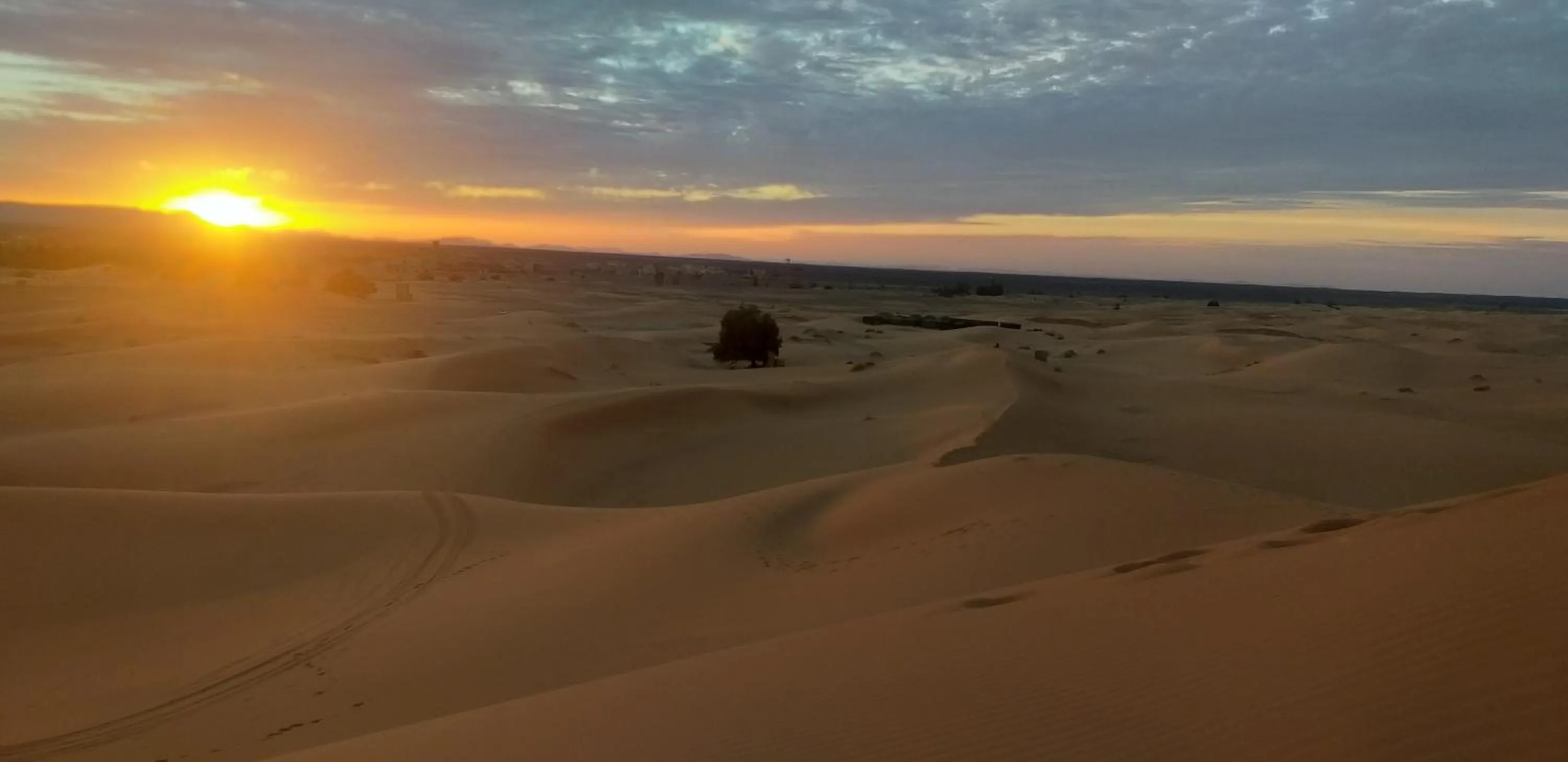 Merzouga Quiet apart &camels trecking