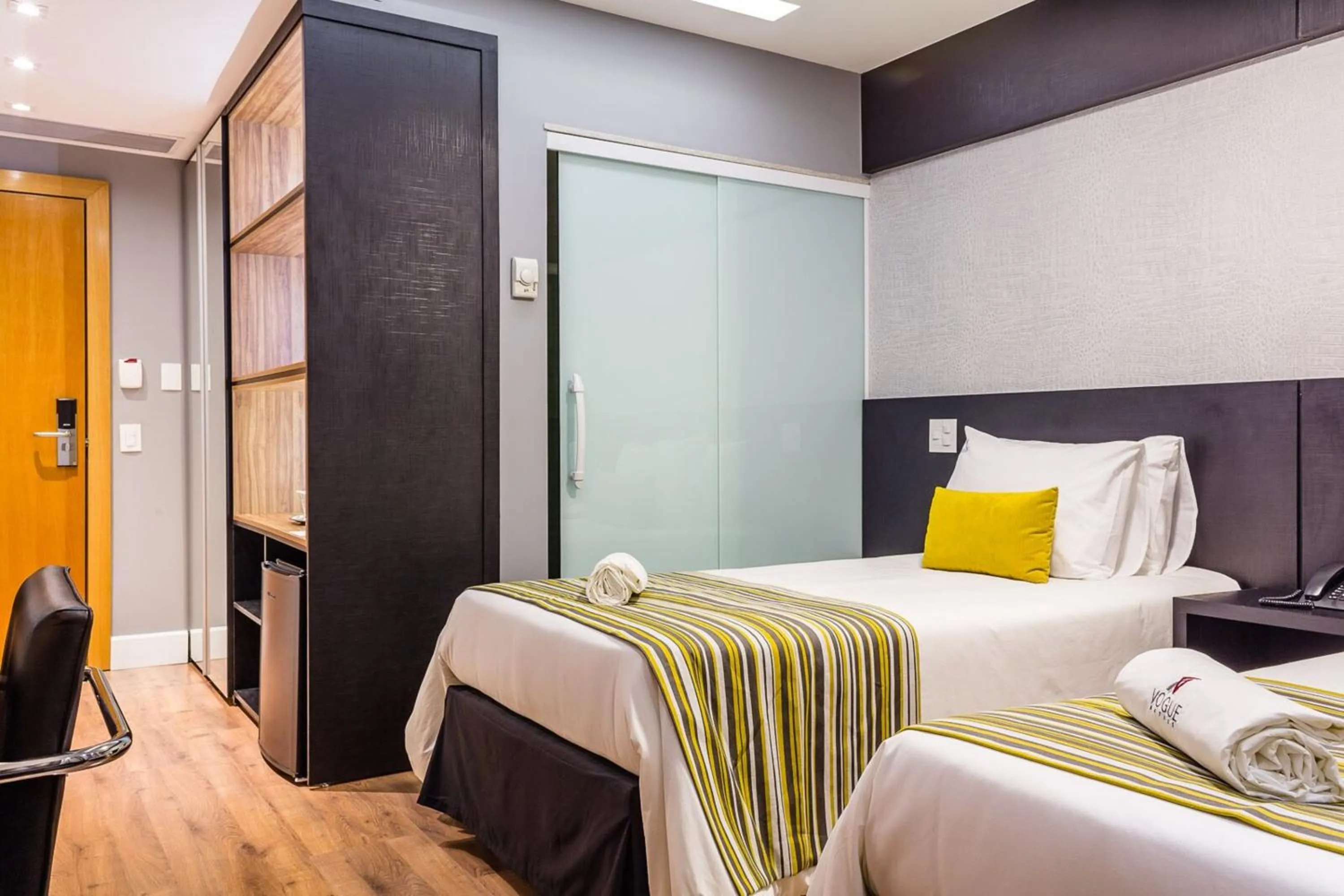 Photo of the whole room, Bed in Vox Hotel