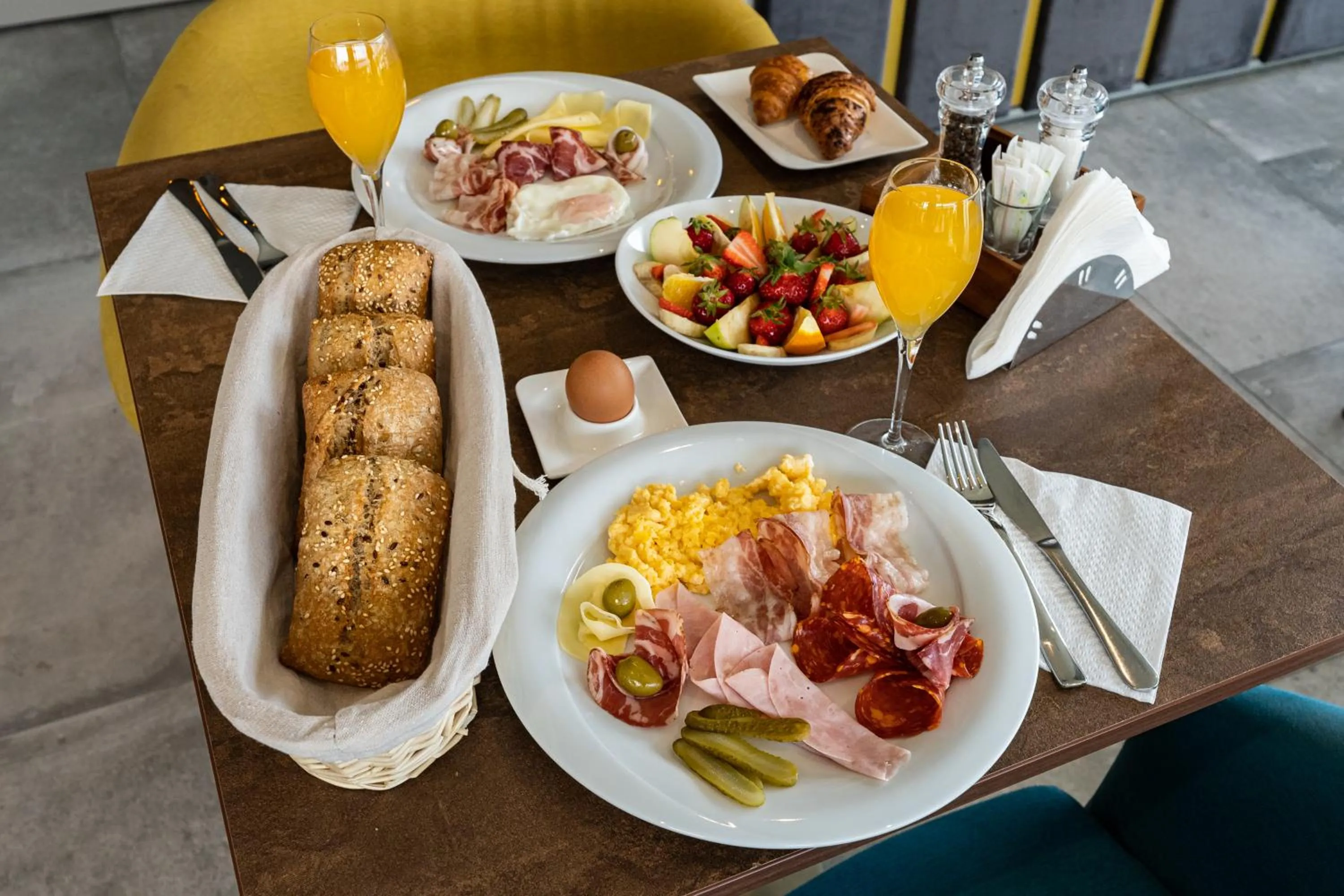 Restaurant/places to eat in Hotel Sky