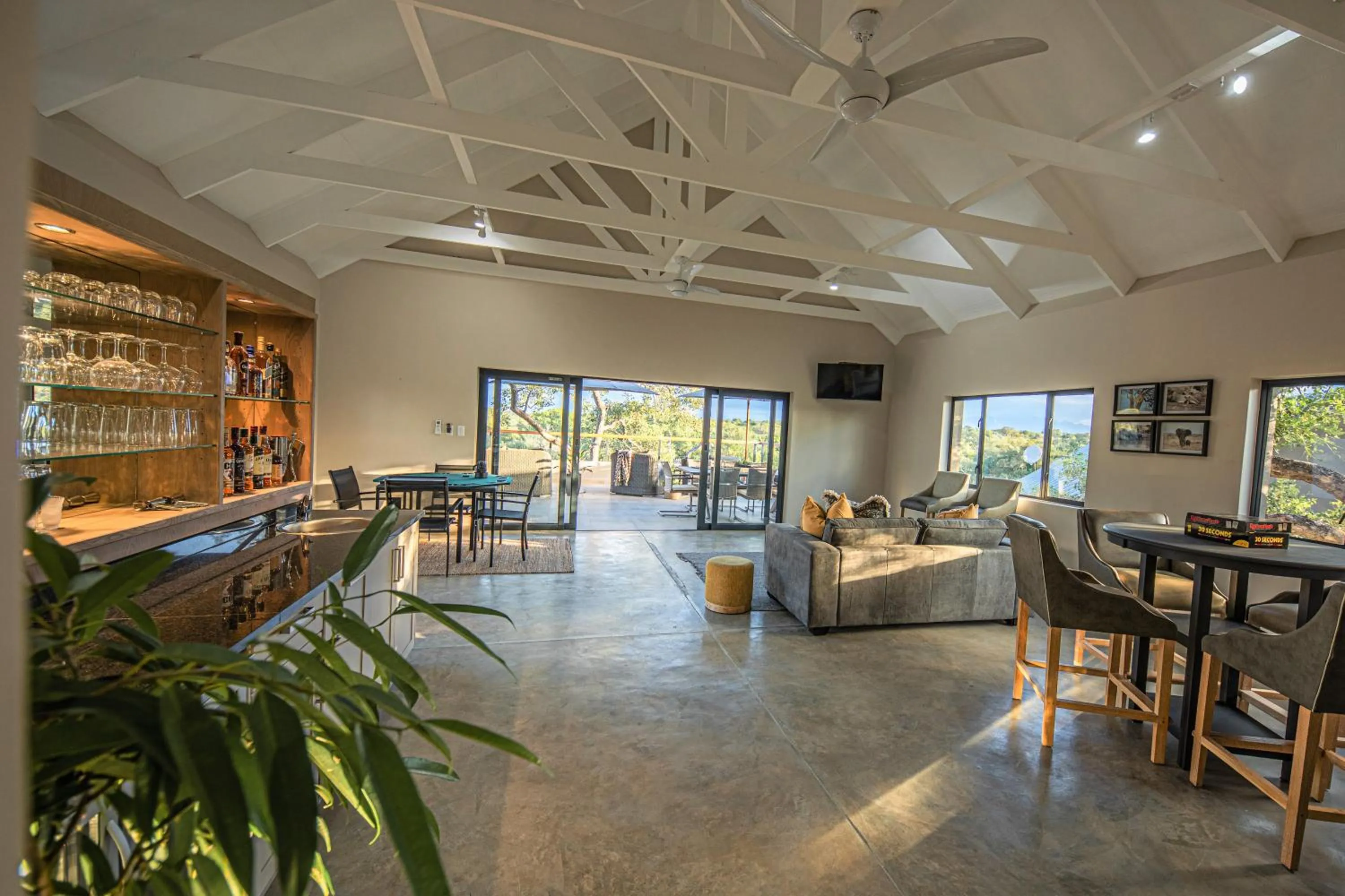 Lounge or bar in Little Kubu Lodge