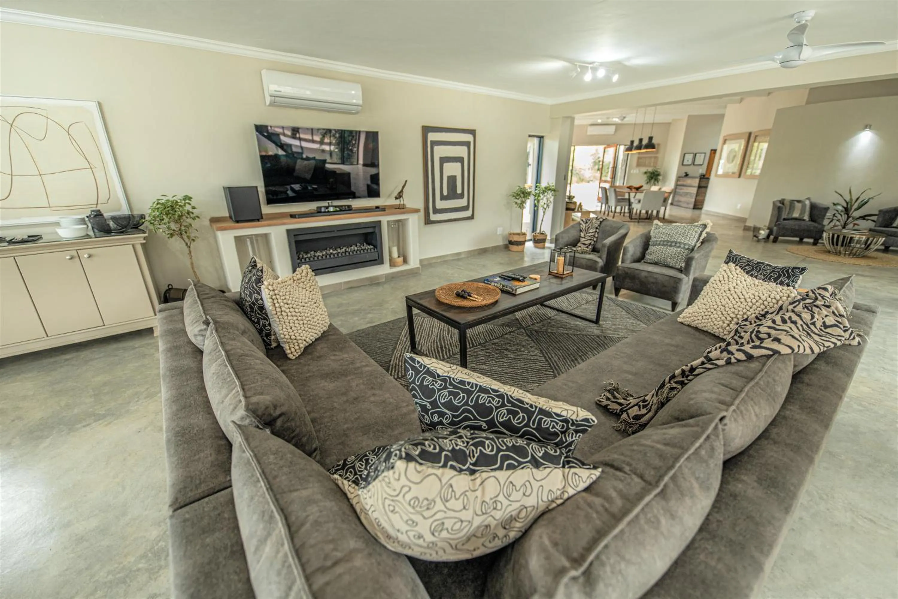 Communal lounge/ TV room in Little Kubu Lodge