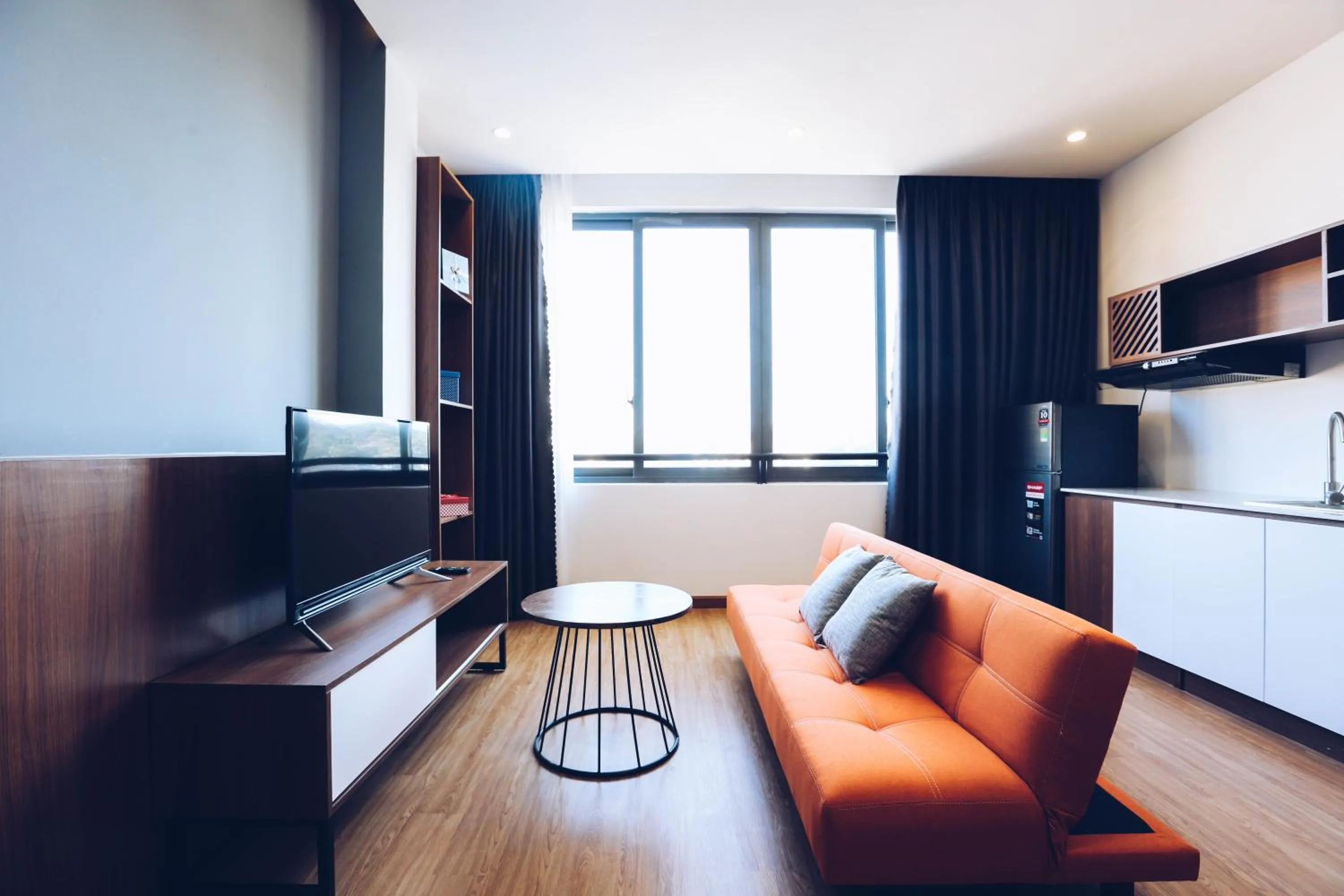 Communal lounge/ TV room in TTR Studio Apart Hotel