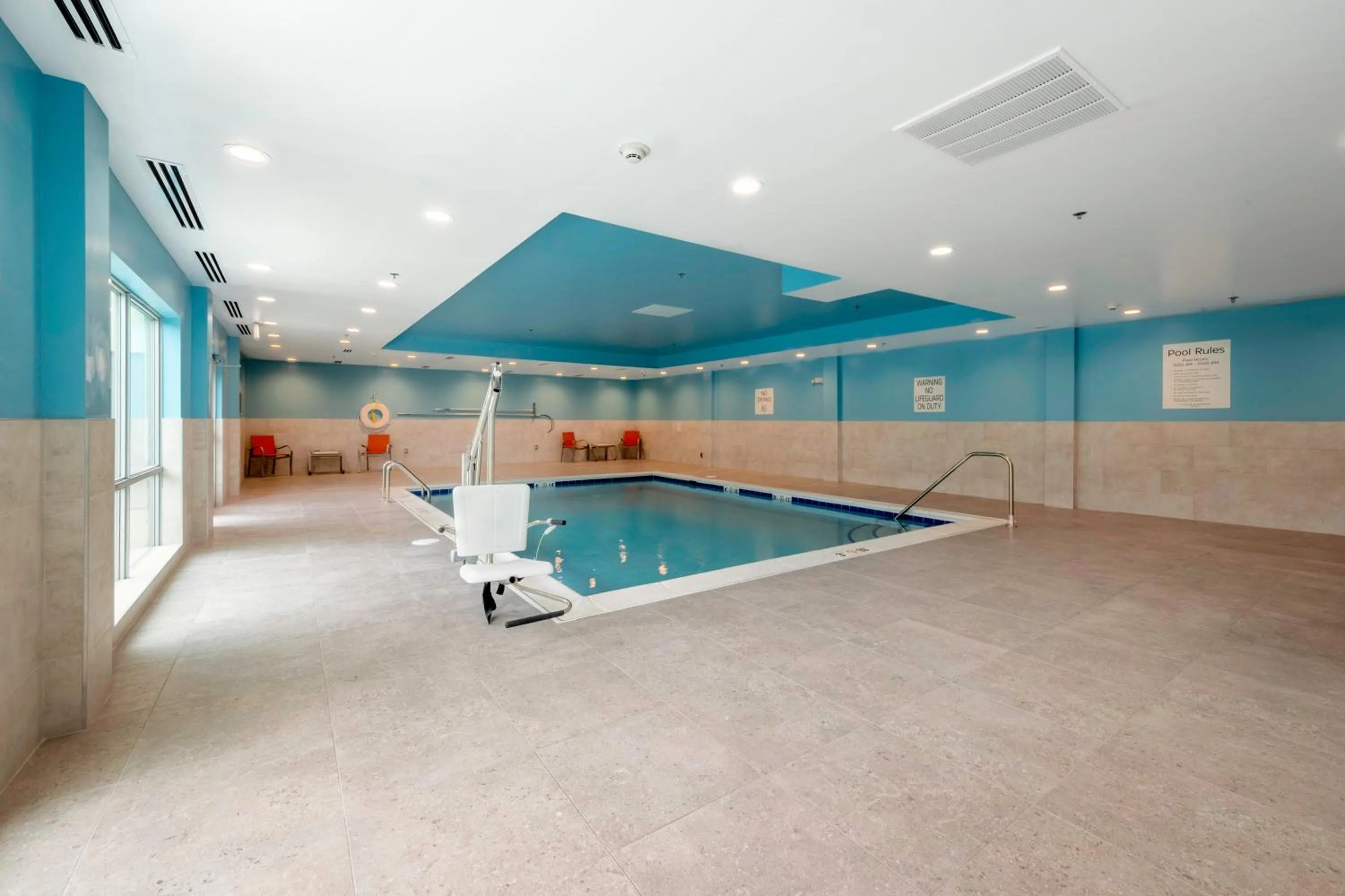Swimming pool in Holiday Inn Express & Suites - Staunton by IHG