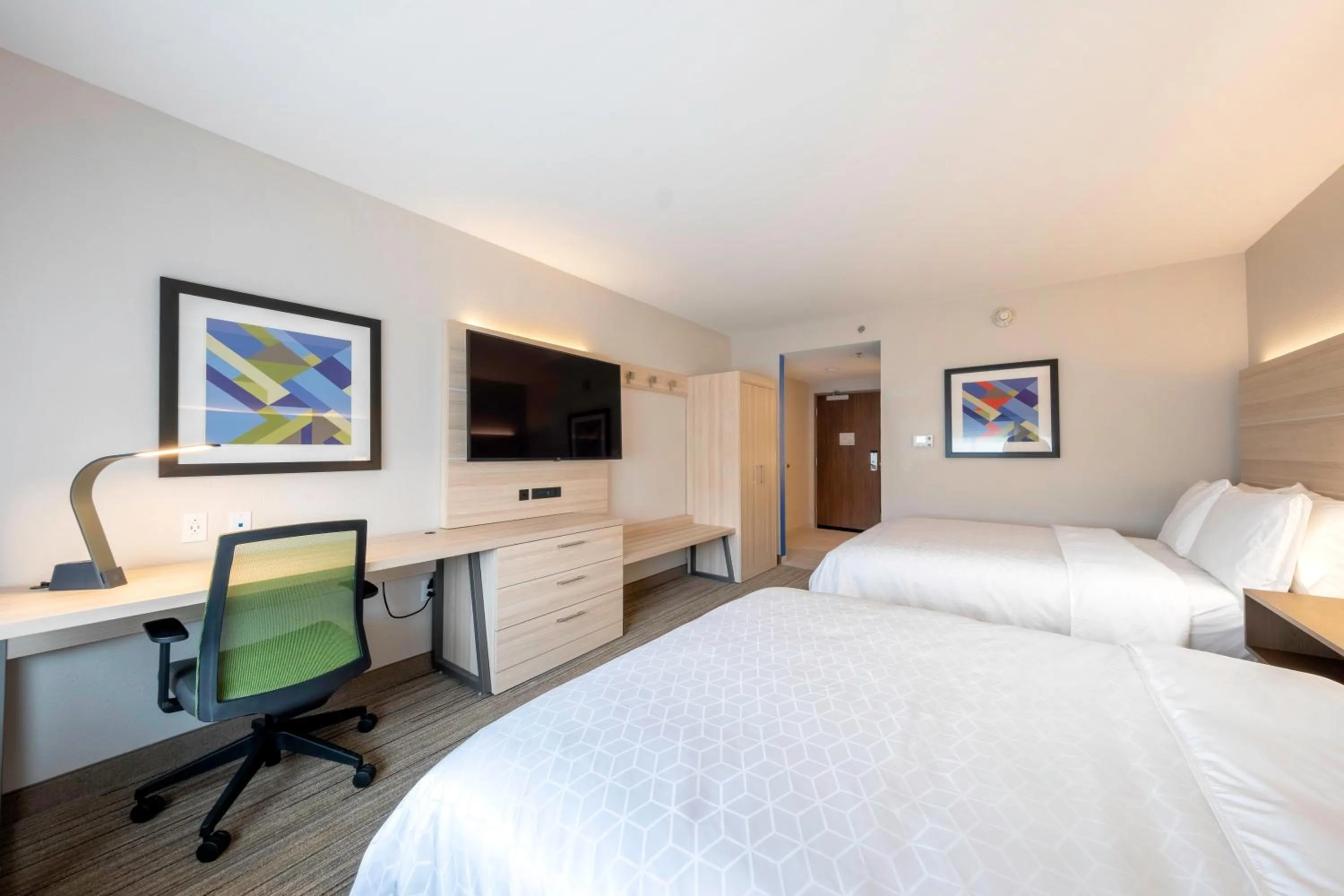 Photo of the whole room, Bed in Holiday Inn Express & Suites - Staunton by IHG