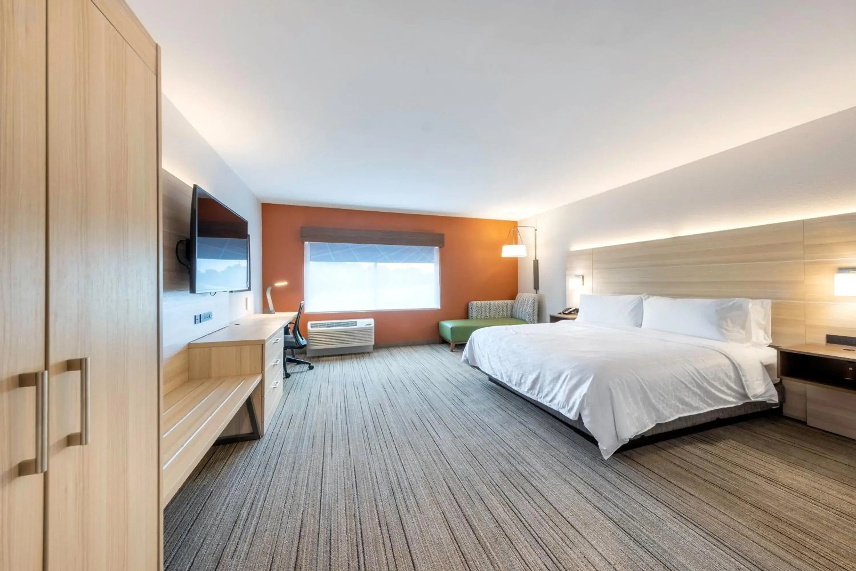 Standard King Room with Extra Space in Holiday Inn Express & Suites - Staunton by IHG Standard King Room with Extra Space in Holiday Inn Express & Suites - Staunton by IHG