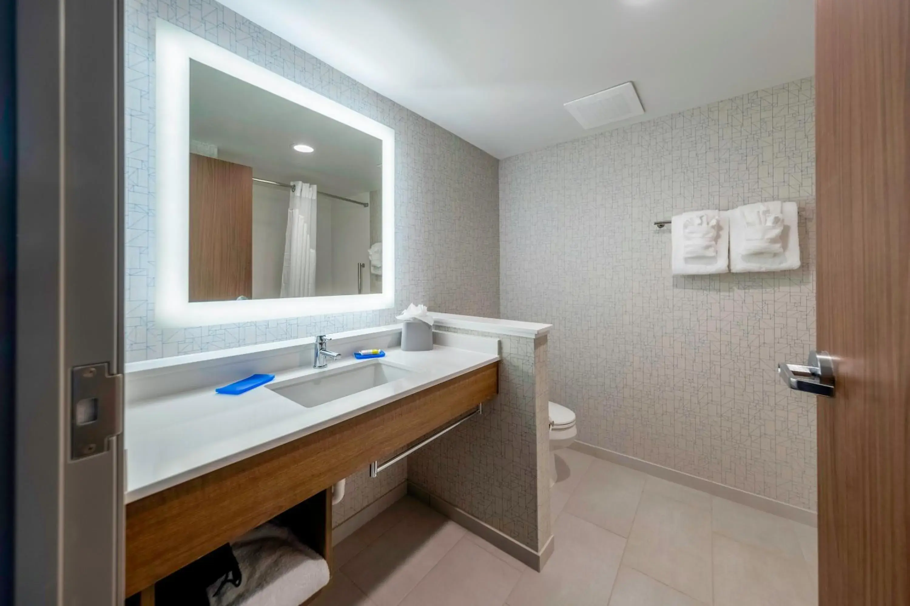 King Suite with Hearing Accessible Roll-In Shower - Non-Smoking in Holiday Inn Express & Suites - Staunton by IHG King Suite with Hearing Accessible Roll-In Shower - Non-Smoking in Holiday Inn Express & Suites - Staunton by IHG