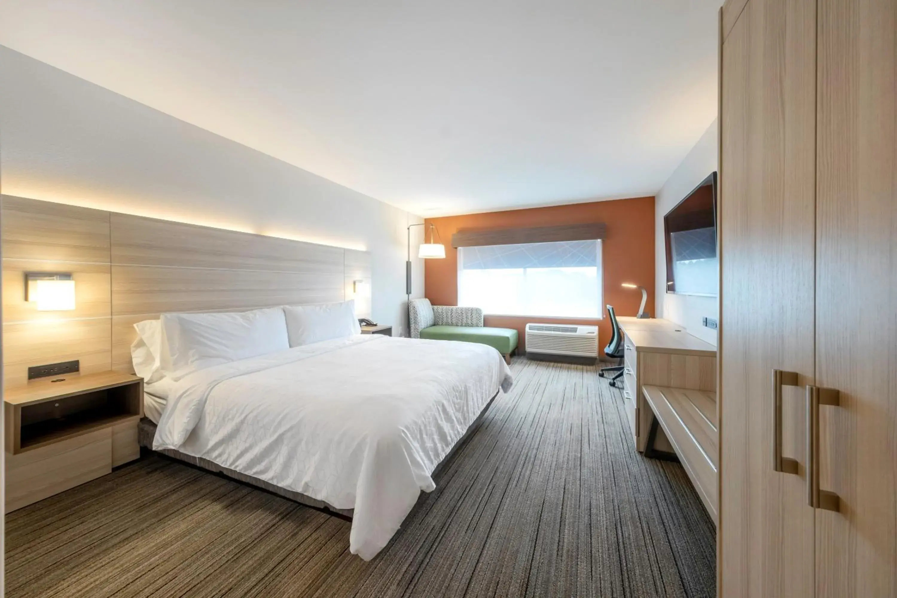 King Room - Hearing Accessible/Non-Smoking in Holiday Inn Express & Suites - Staunton by IHG King Room - Hearing Accessible/Non-Smoking in Holiday Inn Express & Suites - Staunton by IHG