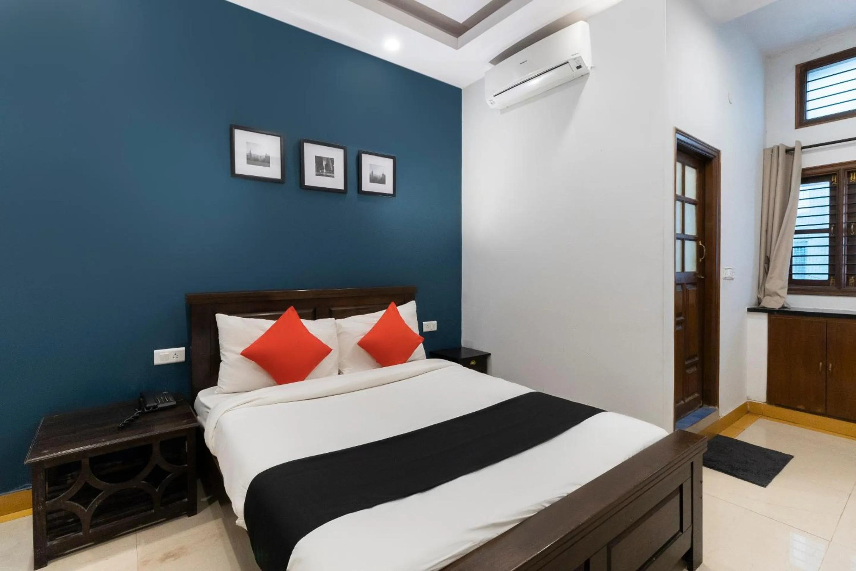 Lobby or reception, Bed in Collection O Victorian Comforts