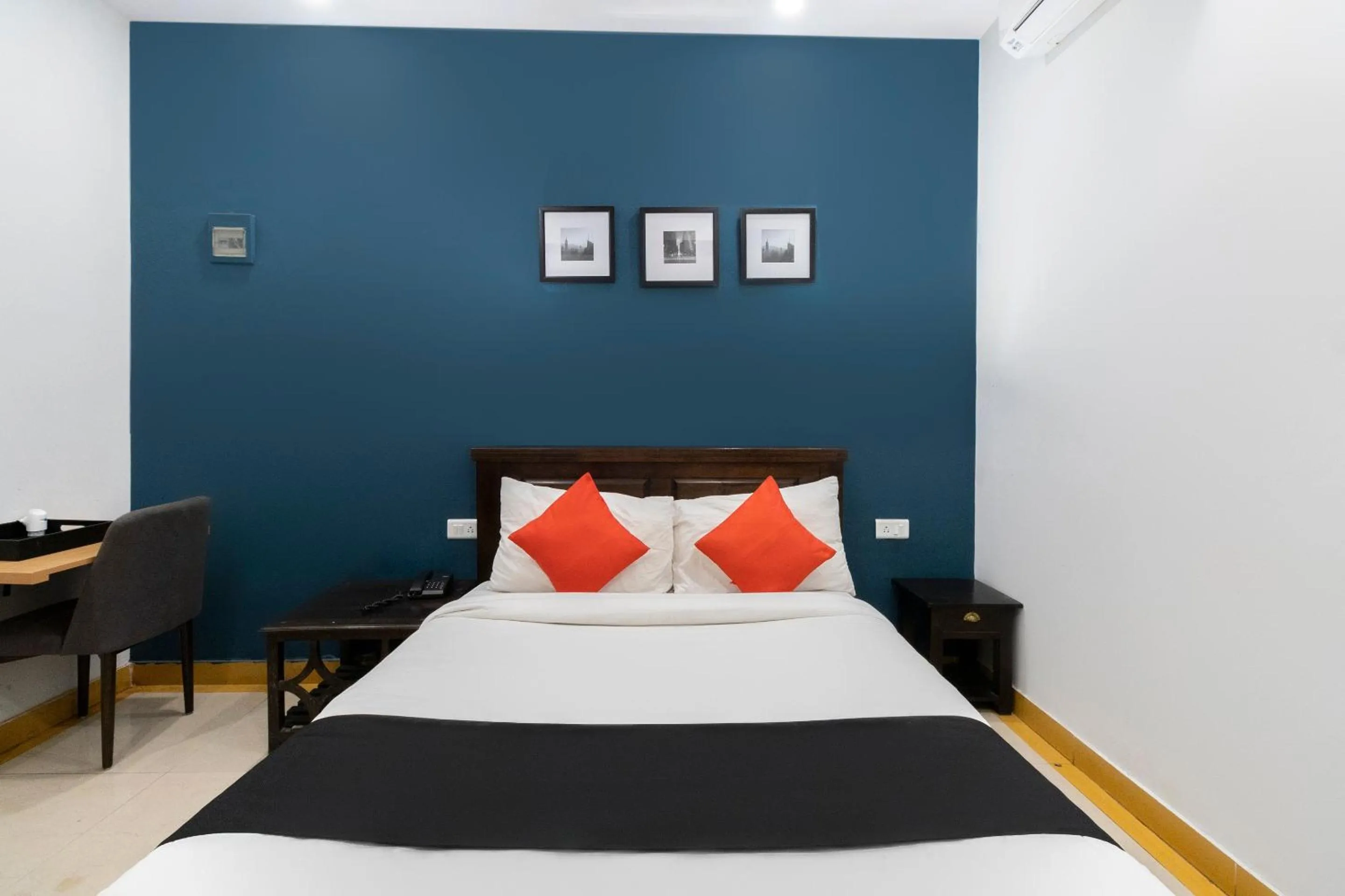 Bedroom, Bed in Collection O Victorian Comforts