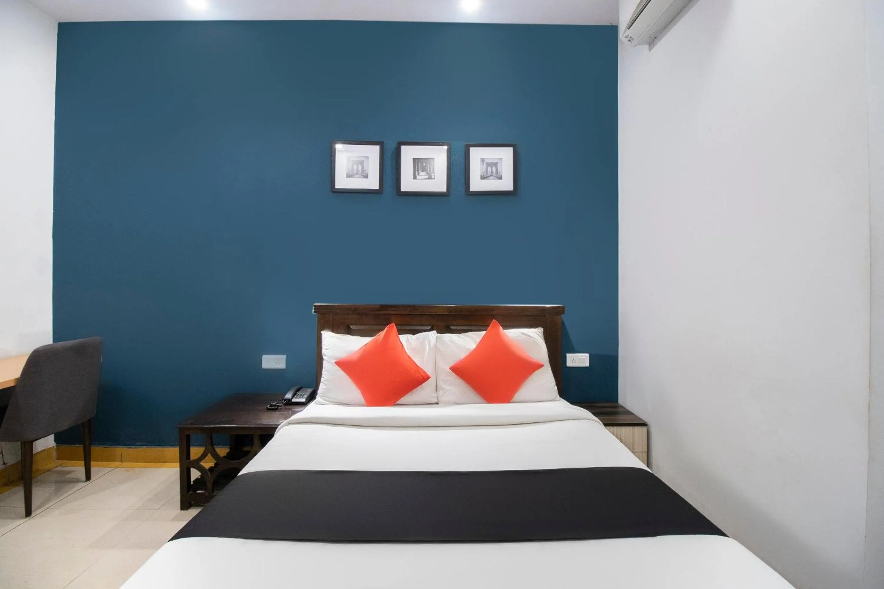 Bedroom, Bed in Collection O Victorian Comforts