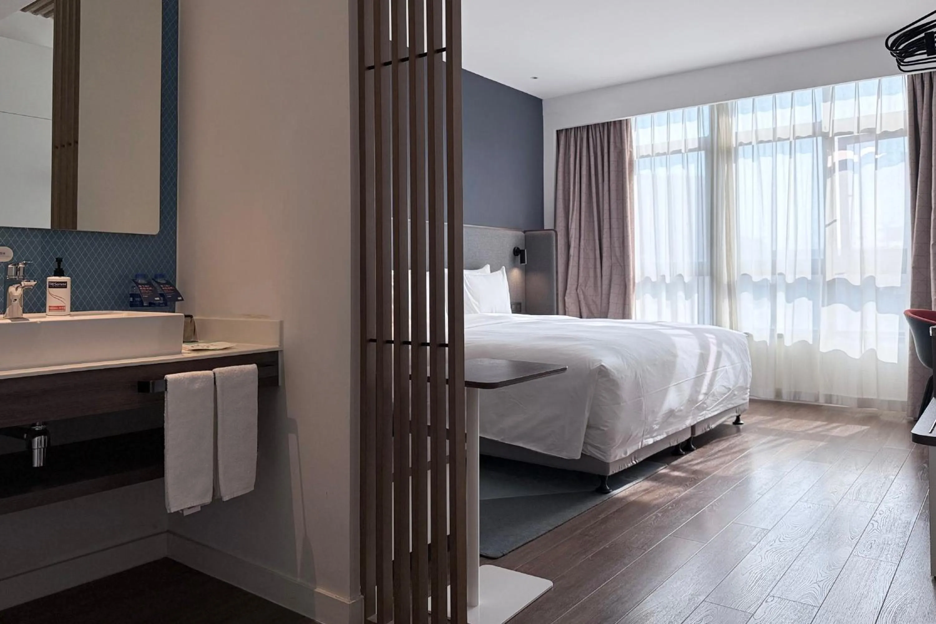 Photo of the whole room, Bed in Holiday Inn Express Chengdu Longquanyi North by IHG