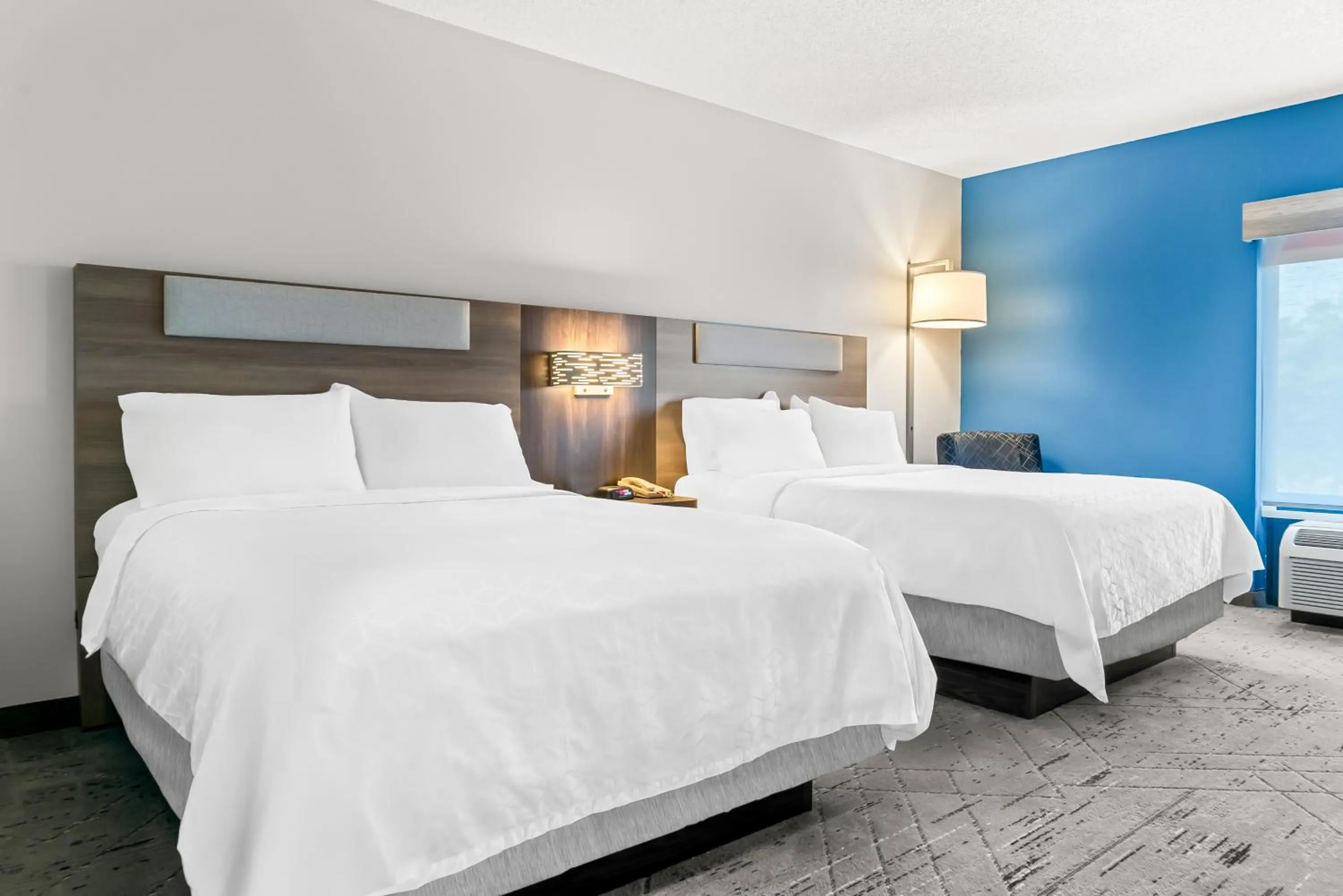 Bedroom, Bed in Holiday Inn Express & Suites - Detroit North - Roseville by IHG