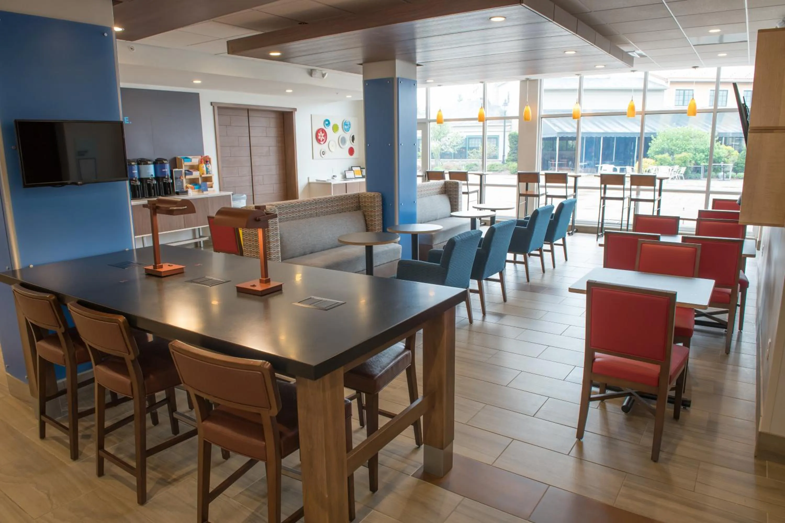 Breakfast in Holiday Inn Express & Suites - Mishawaka - South Bend by IHG