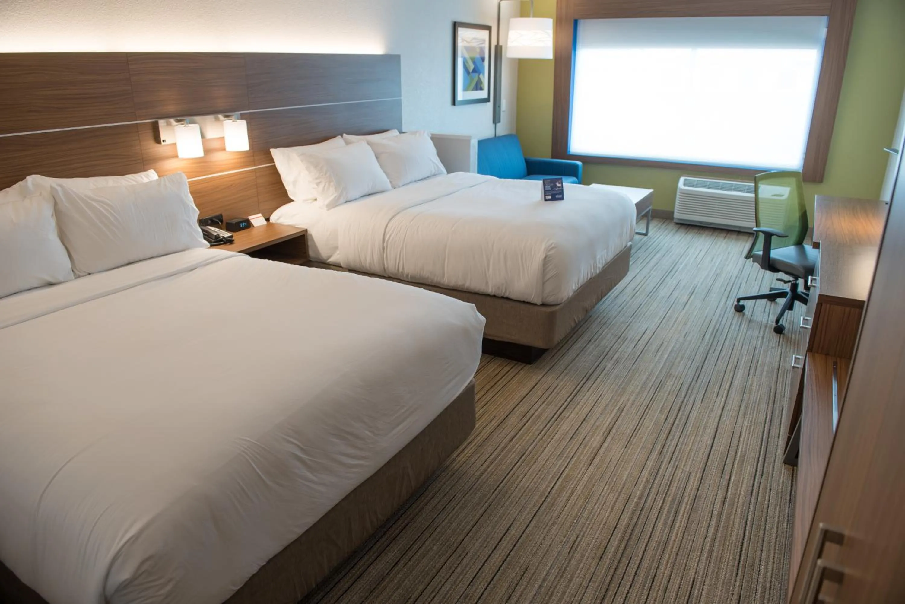 Photo of the whole room, Bed in Holiday Inn Express & Suites - Mishawaka - South Bend by IHG