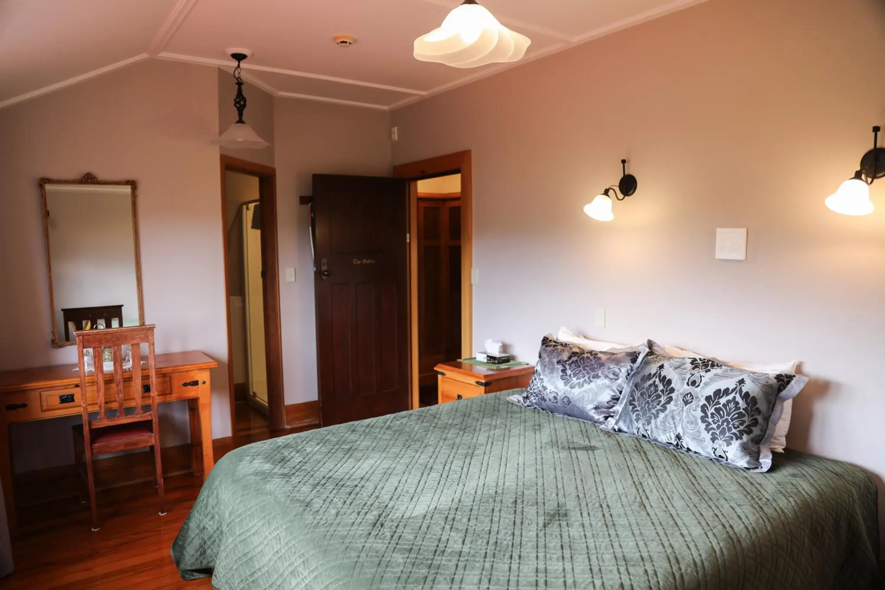 Superior Double or Twin Room with Lake View in Te Anau Lodge Superior Double or Twin Room with Lake View in Te Anau Lodge