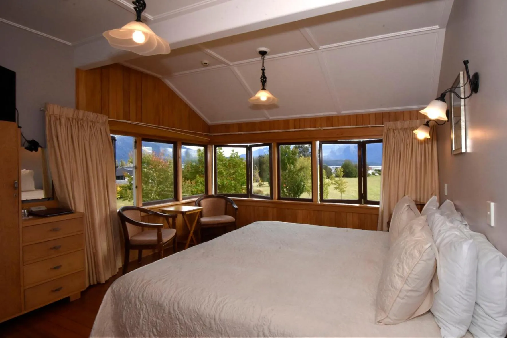 Mountain view, Bed in Te Anau Lodge