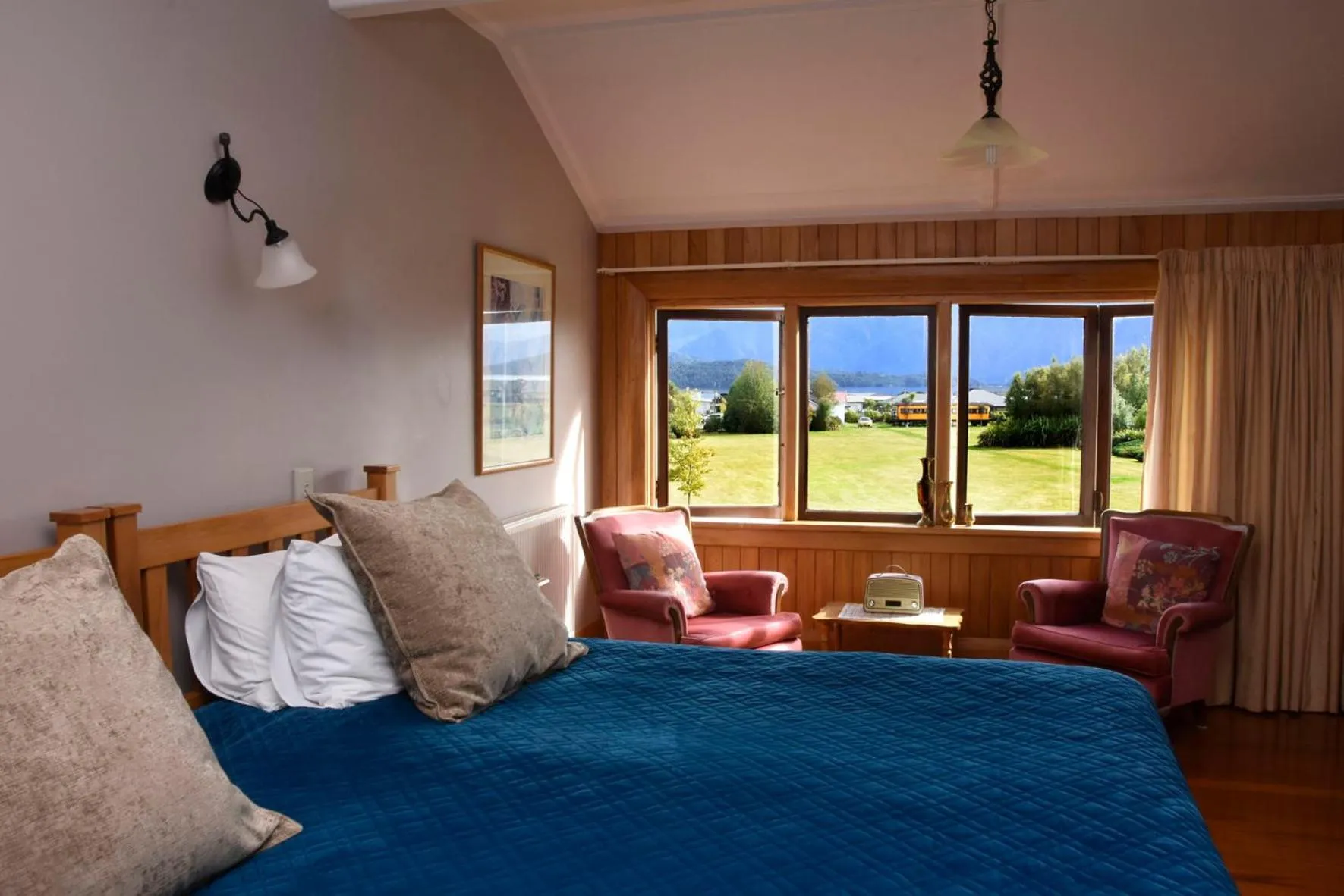 Mountain view, Bed in Te Anau Lodge