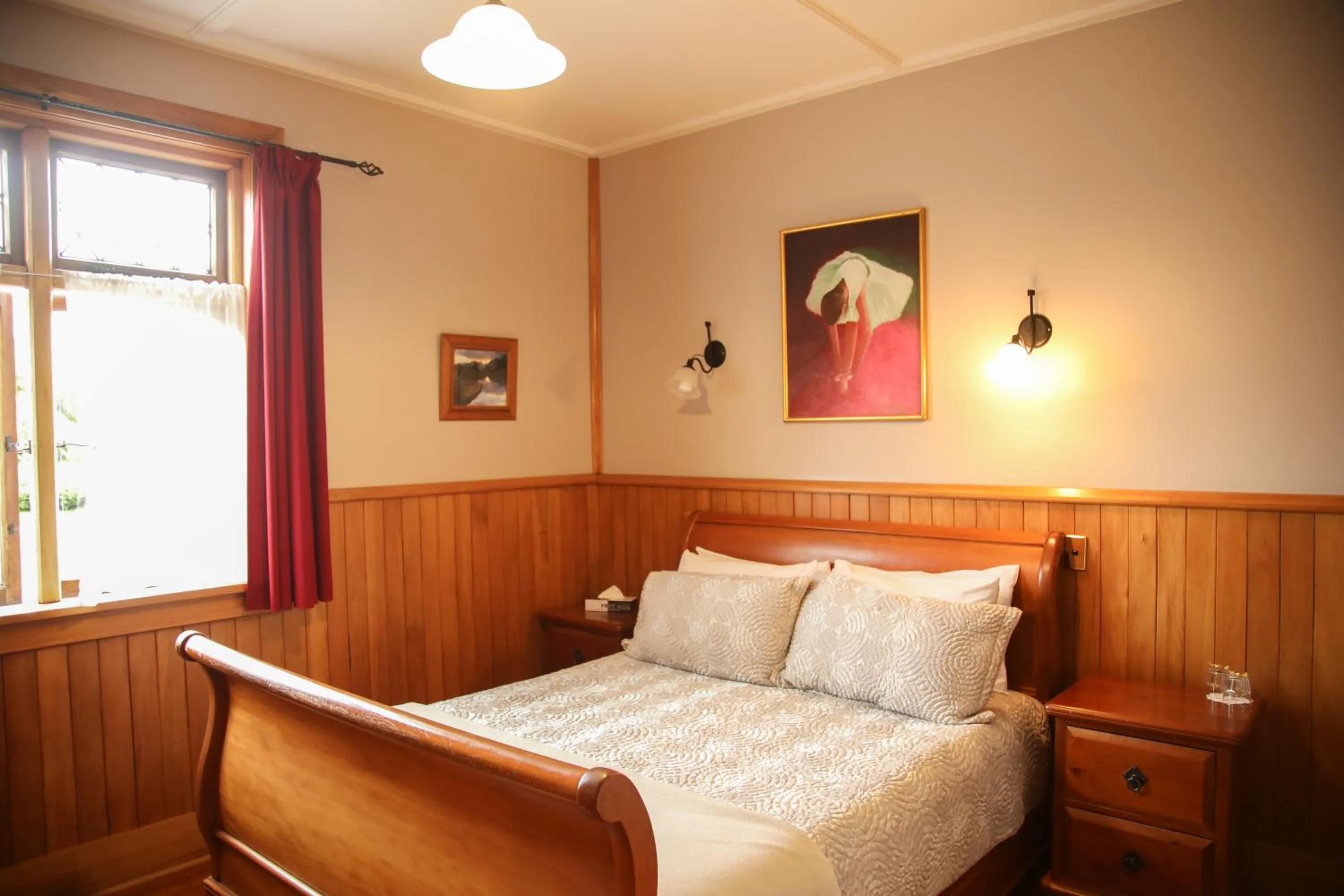Bed in Te Anau Lodge