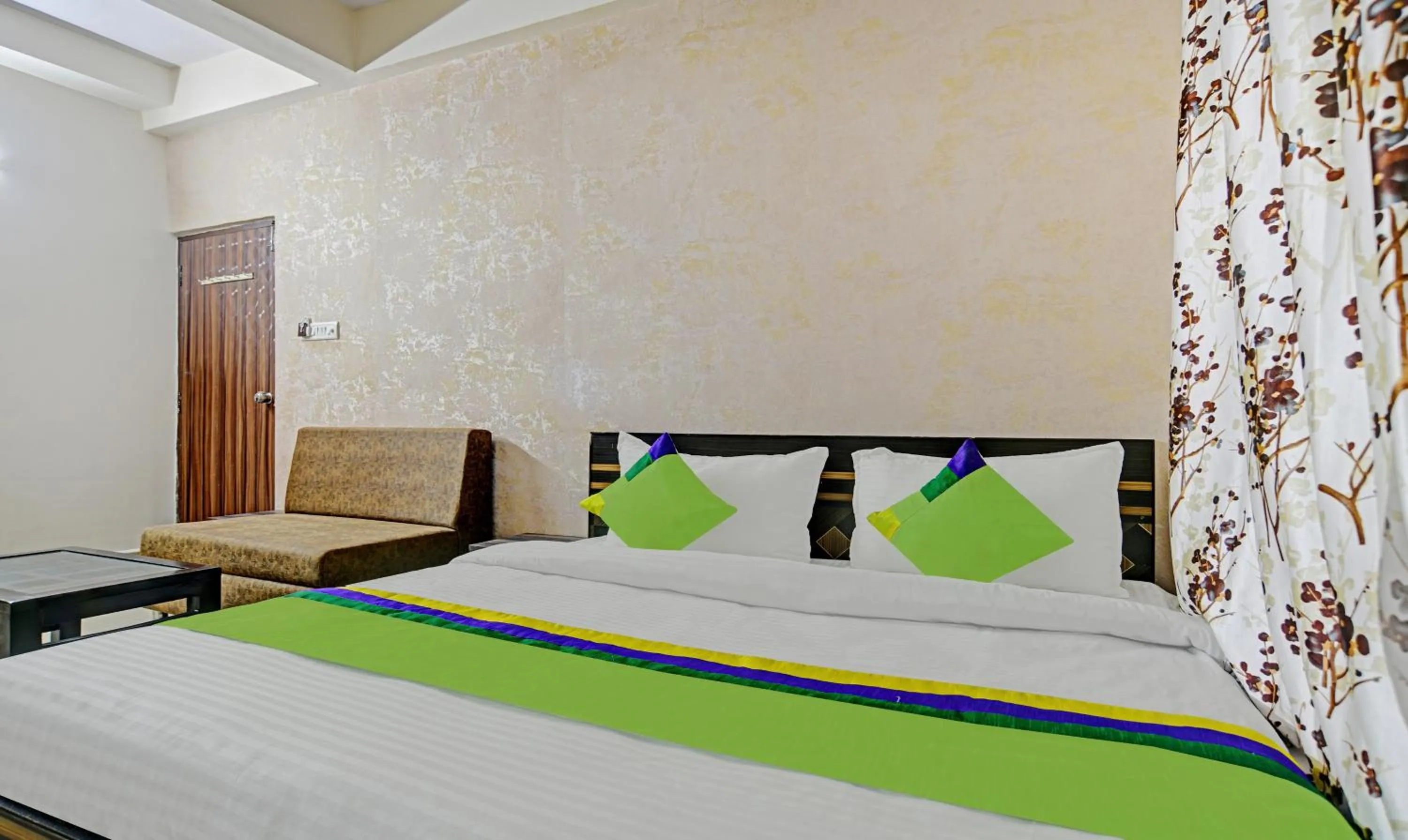 Bedroom, Bed in Treebo Alankar Hoshangabad Road