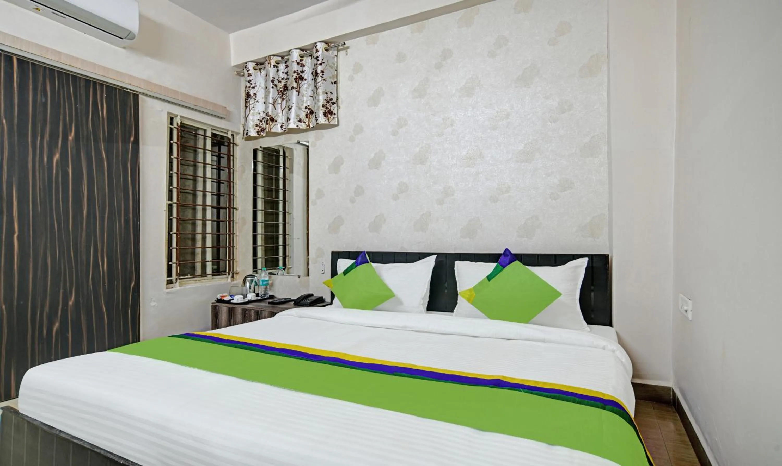 Bedroom, Bed in Treebo Alankar Hoshangabad Road