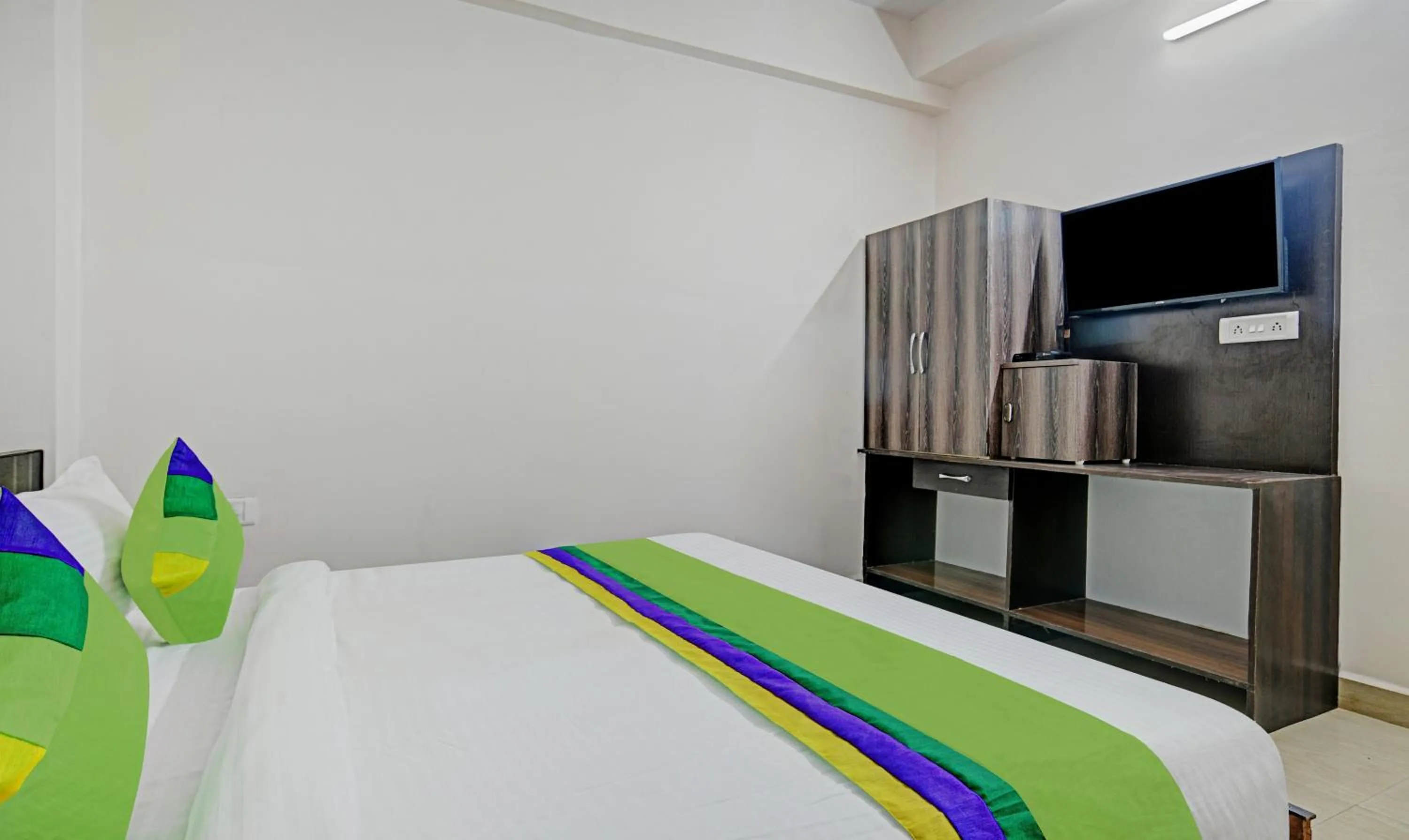 Bedroom, Bed in Treebo Alankar Hoshangabad Road