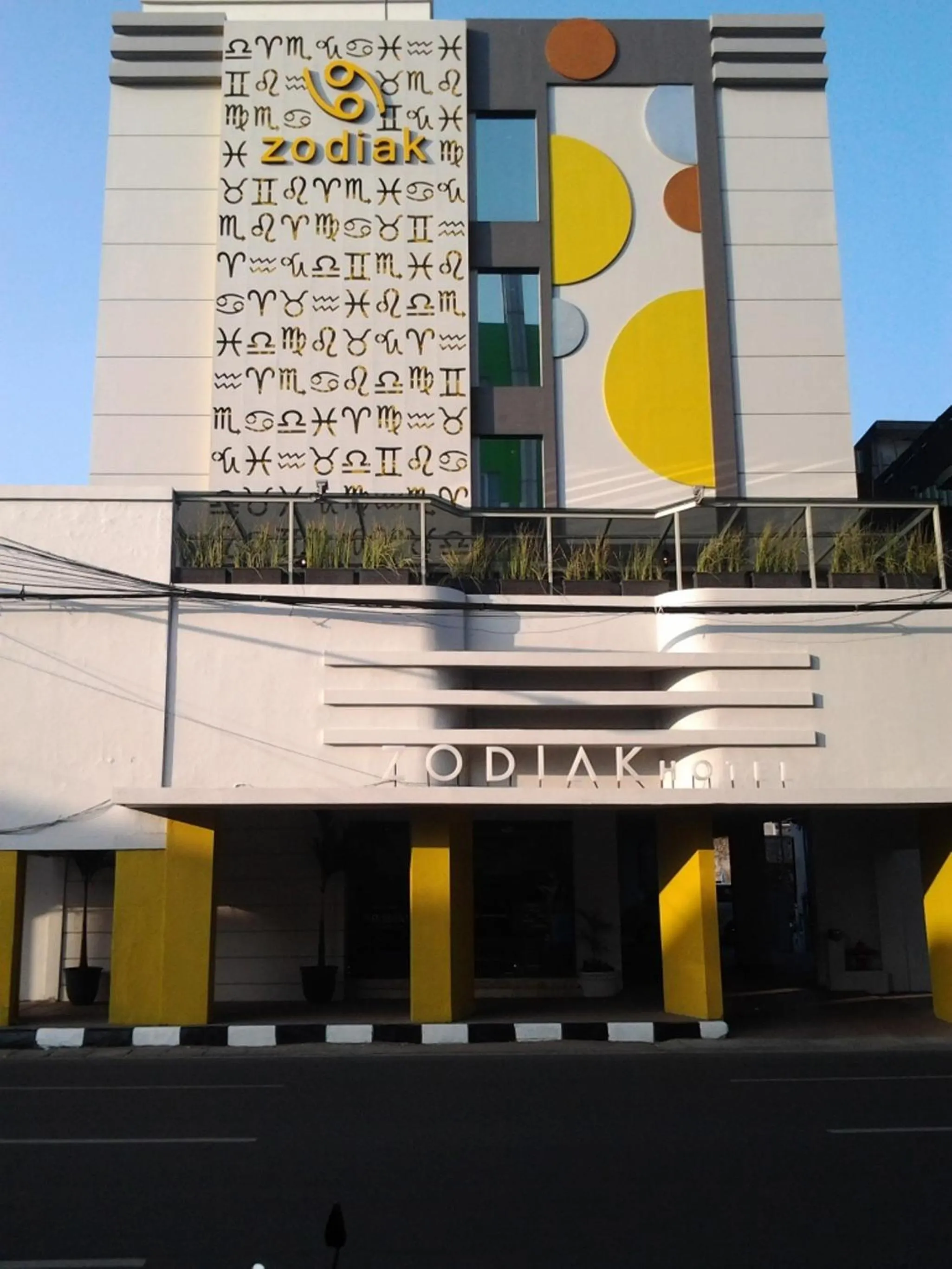 Facade/entrance in Zodiak Asia Afrika by KAGUM Hotels