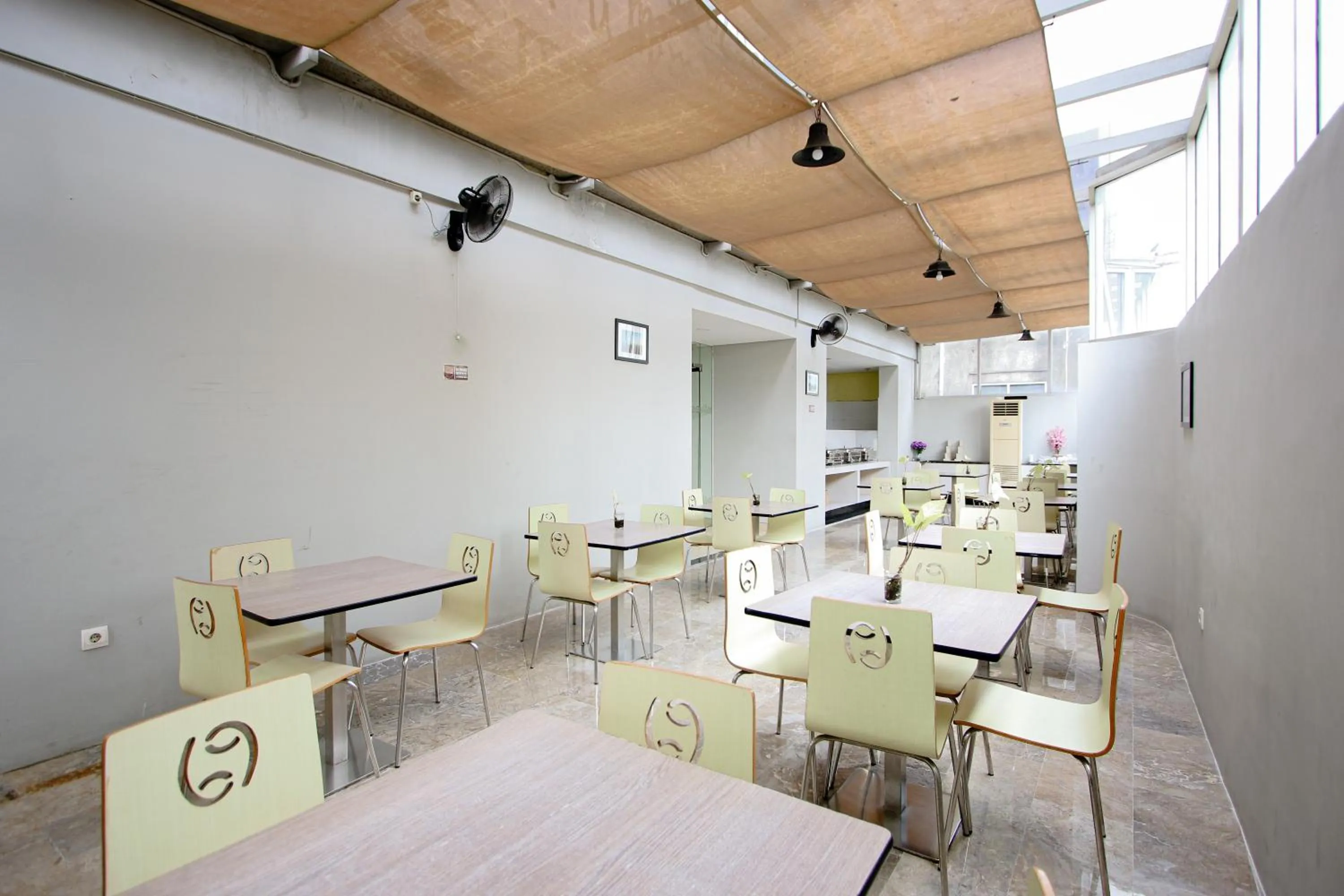 Restaurant/places to eat in Zodiak Asia Afrika by KAGUM Hotels