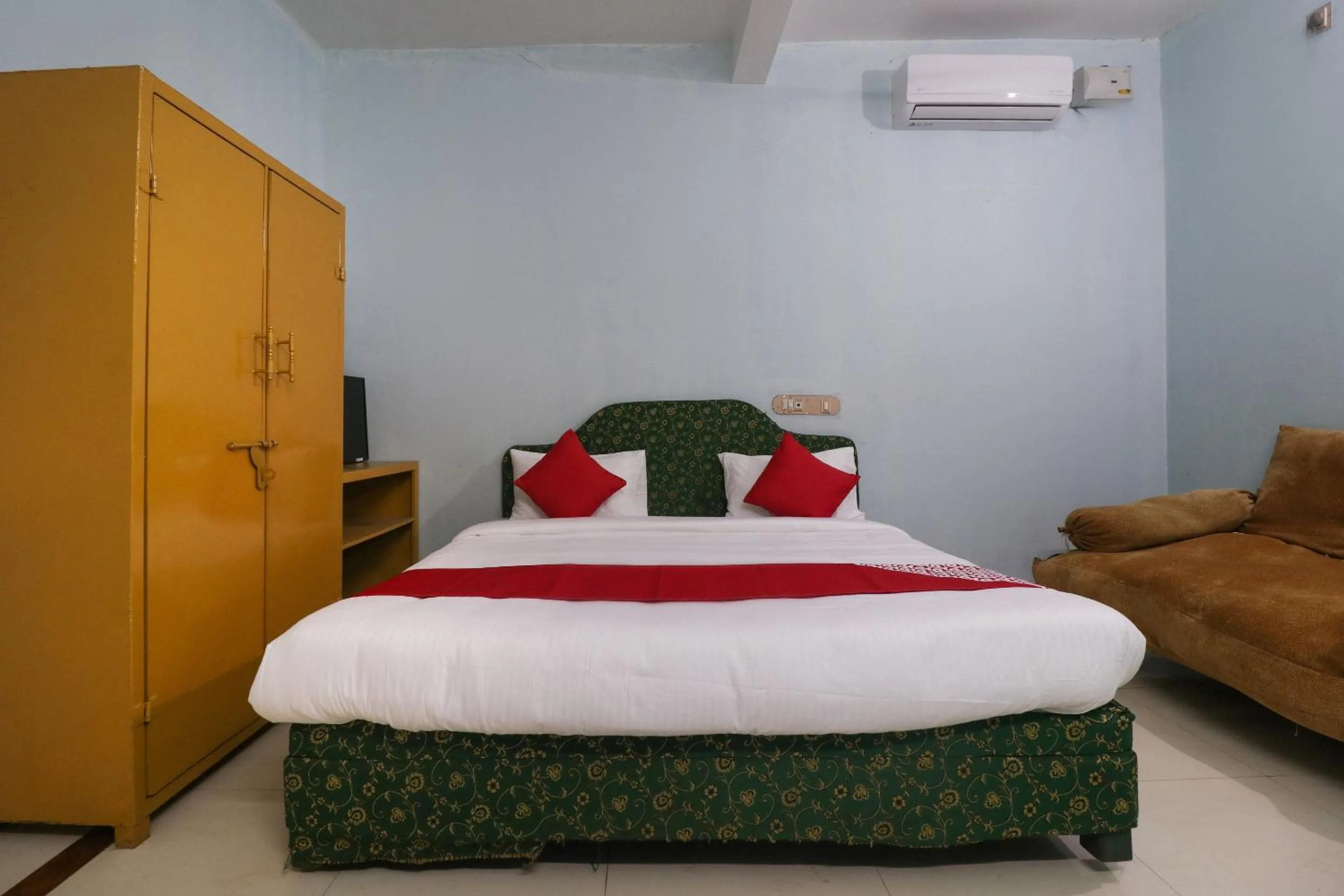 Bedroom, Bed in Hotel O Sandhra Apartments