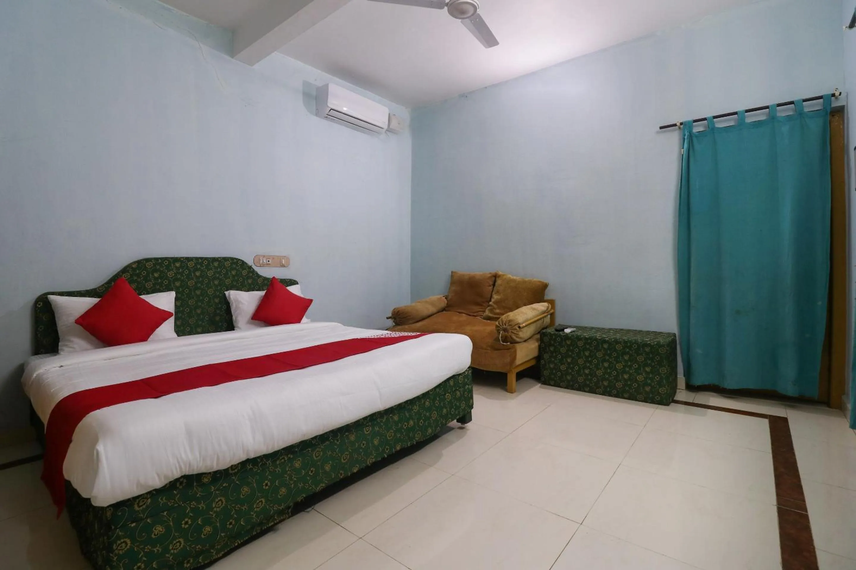 Bedroom, Bed in Hotel O Sandhra Apartments