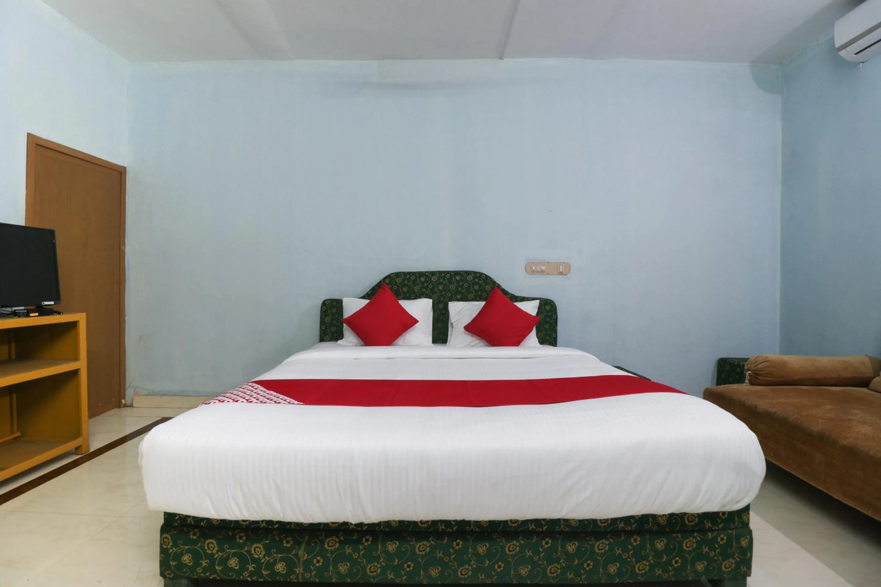 Bedroom, Bed in Hotel O Sandhra Apartments