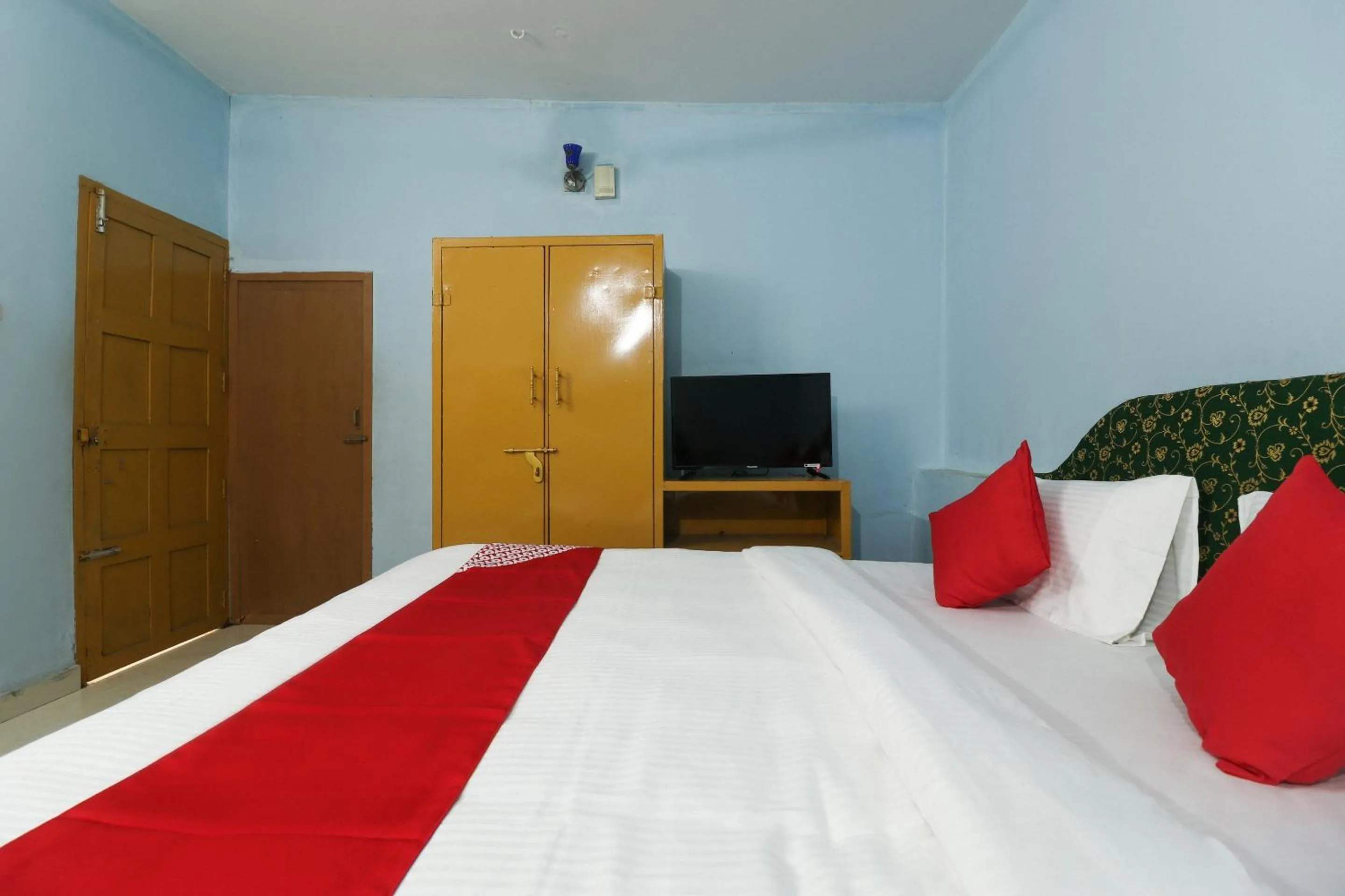 Bedroom, Bed in Hotel O Sandhra Apartments