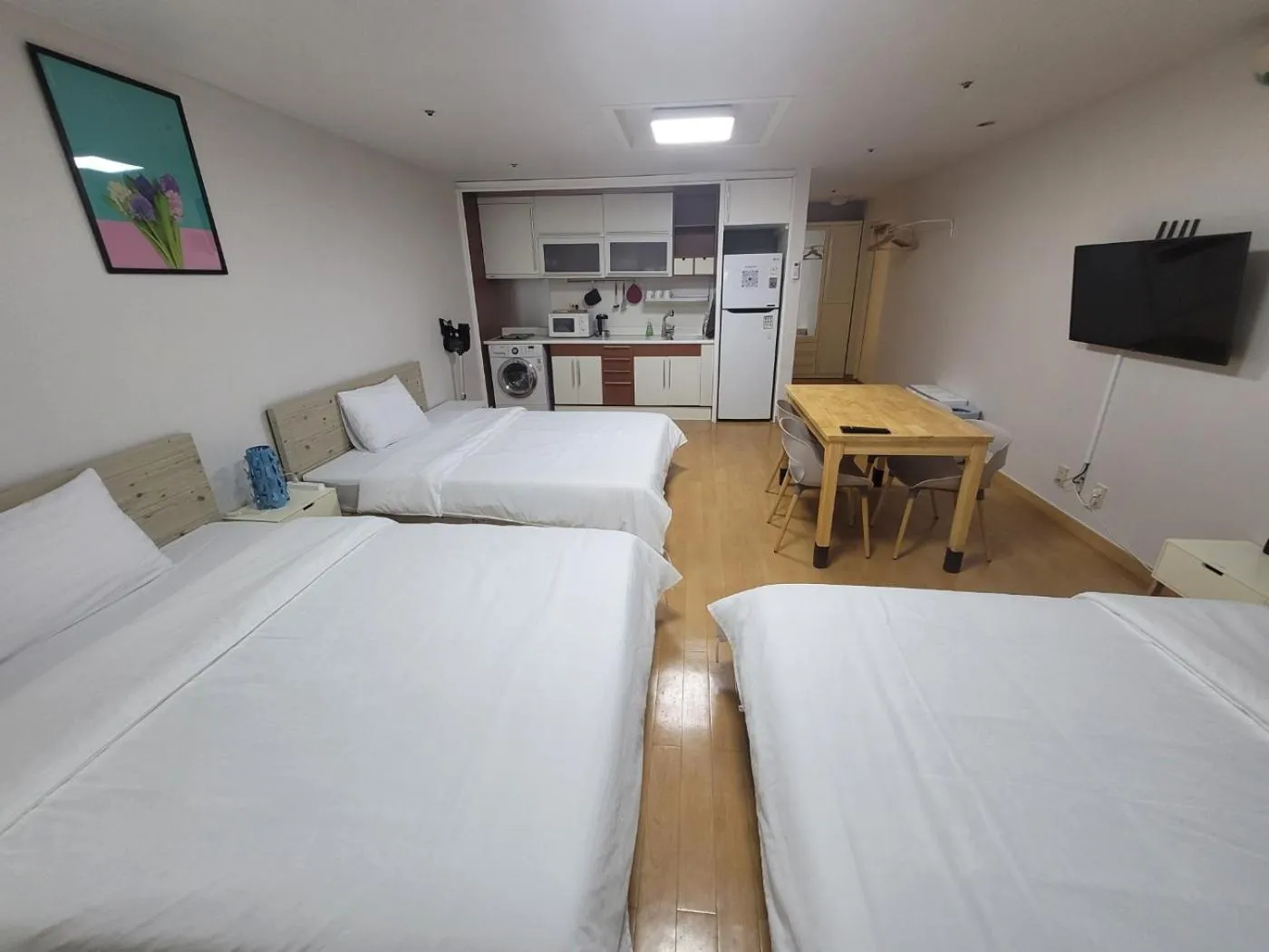 Photo of the whole room, Bed in SHseoul