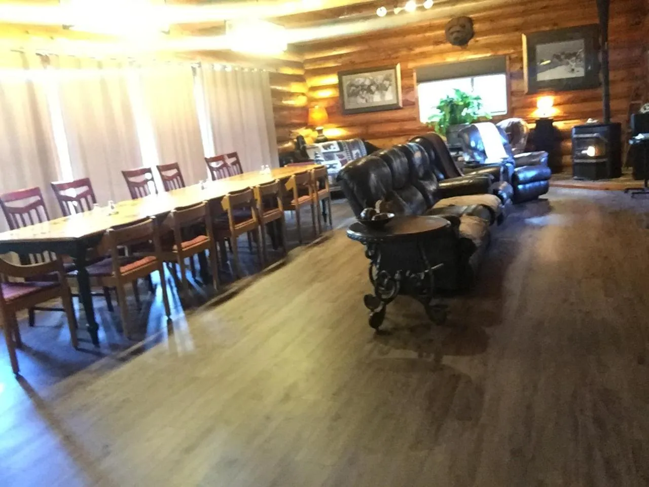 Communal lounge/ TV room in Summit River Lodge & Campsites