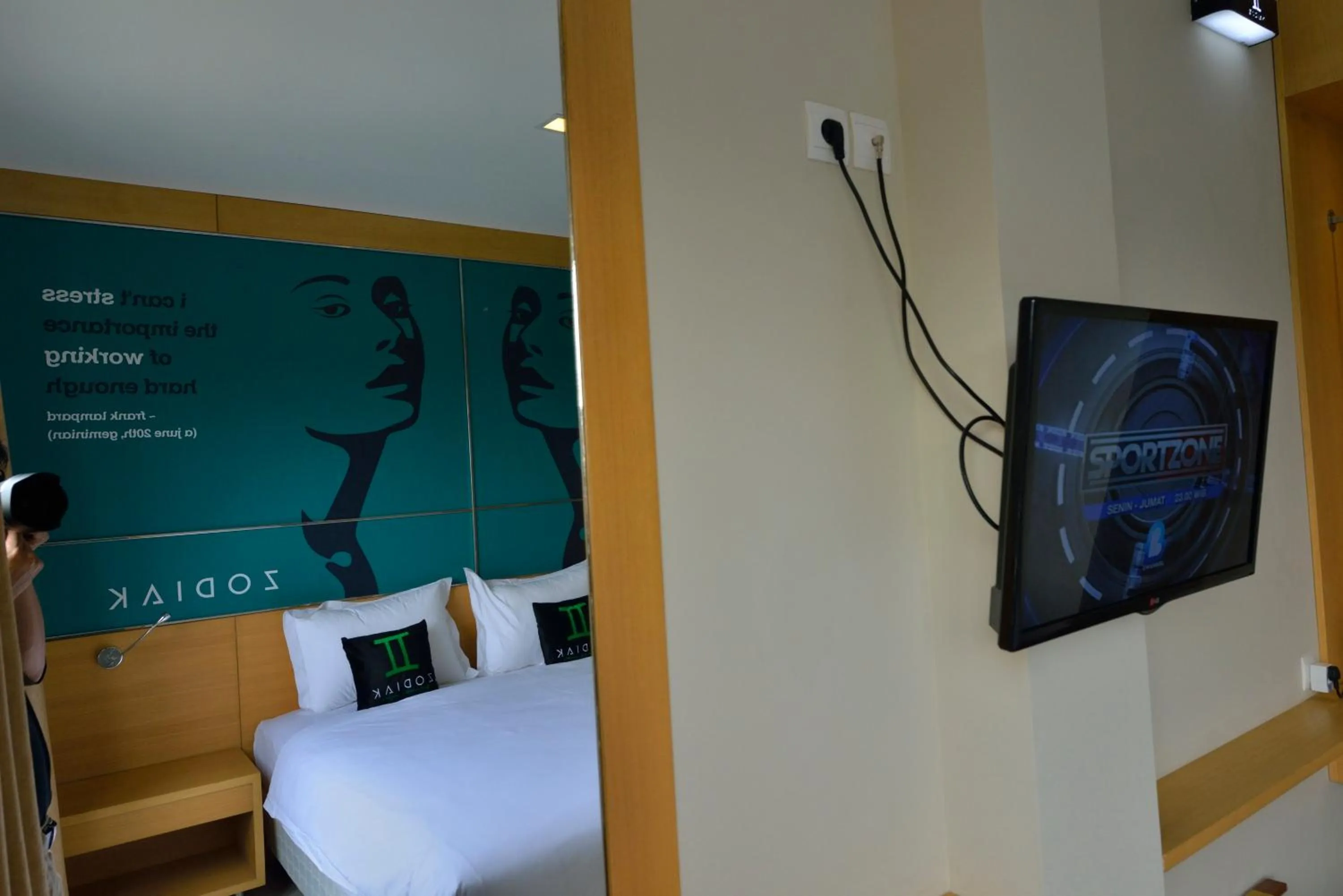 TV and multimedia, Bed in Zodiak MT Haryono by KAGUM Hotels