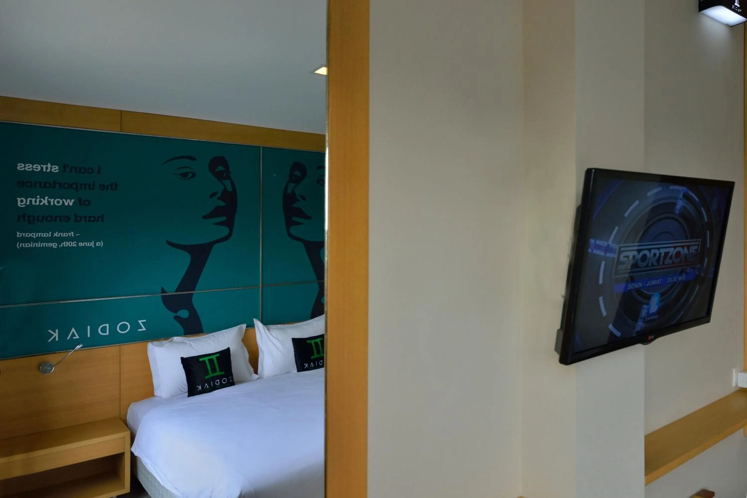TV and multimedia, Bed in Zodiak MT Haryono by KAGUM Hotels