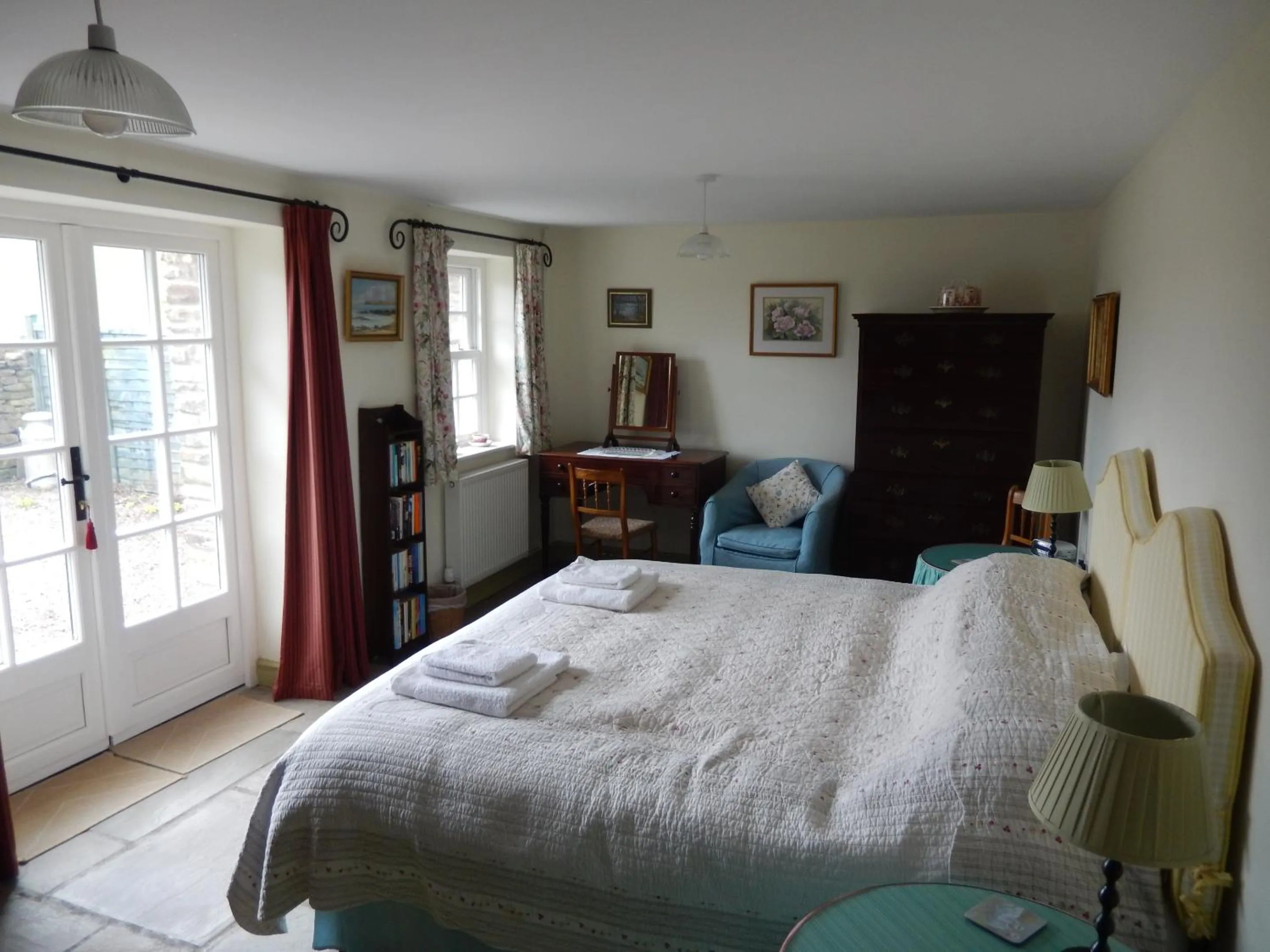 Bedroom, Bed in Alltybrain Farm Cottages