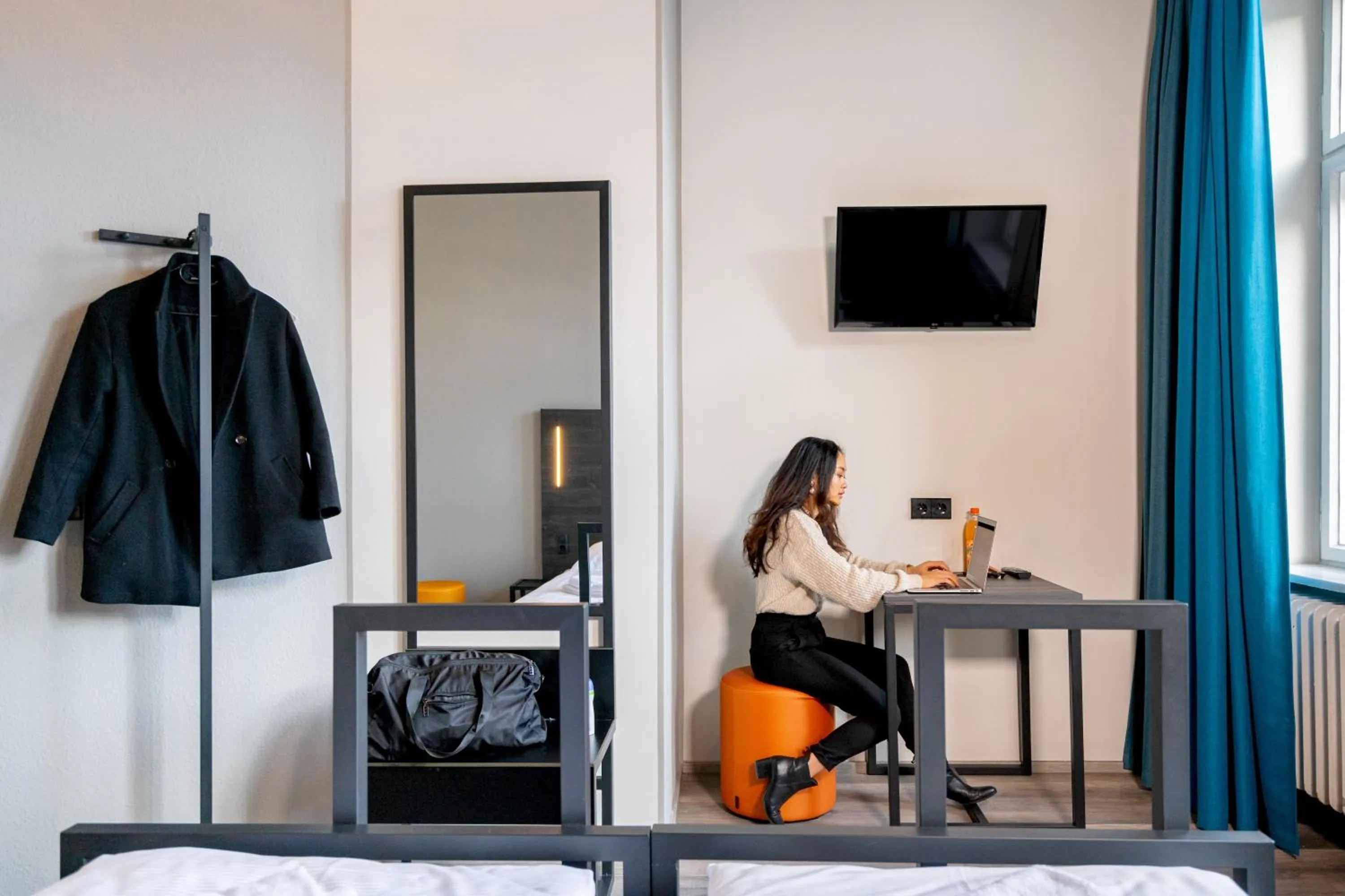 Photo of the whole room in a&o Berlin Friedrichshain