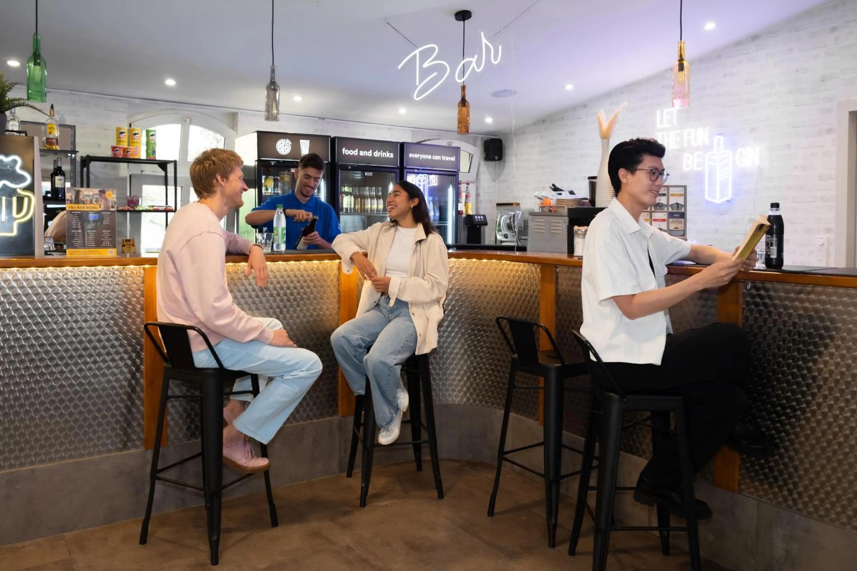 Lounge or bar in a&o Berlin Friedrichshain