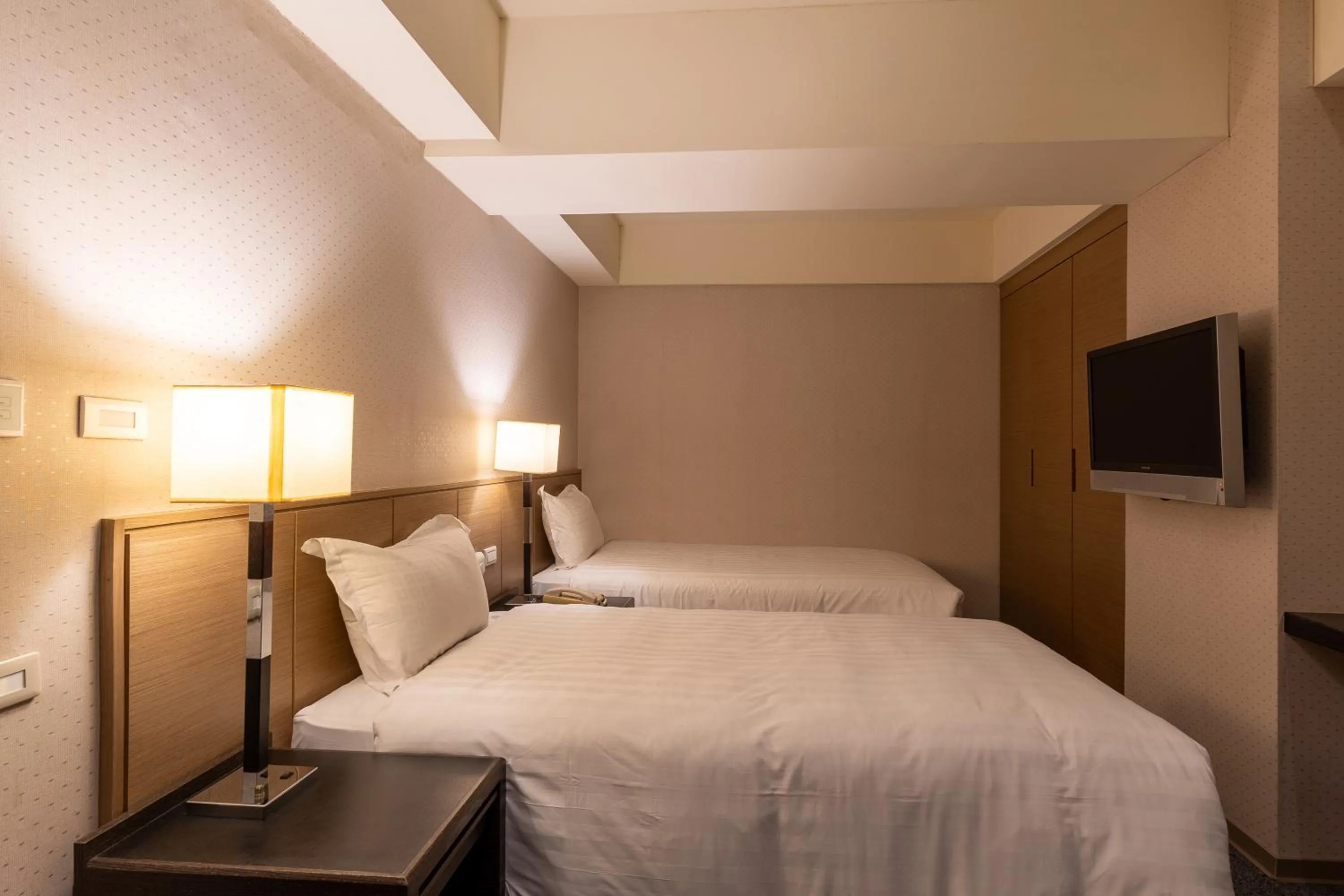 Photo of the whole room, Bed in Guide Hotel Taipei Chongqing