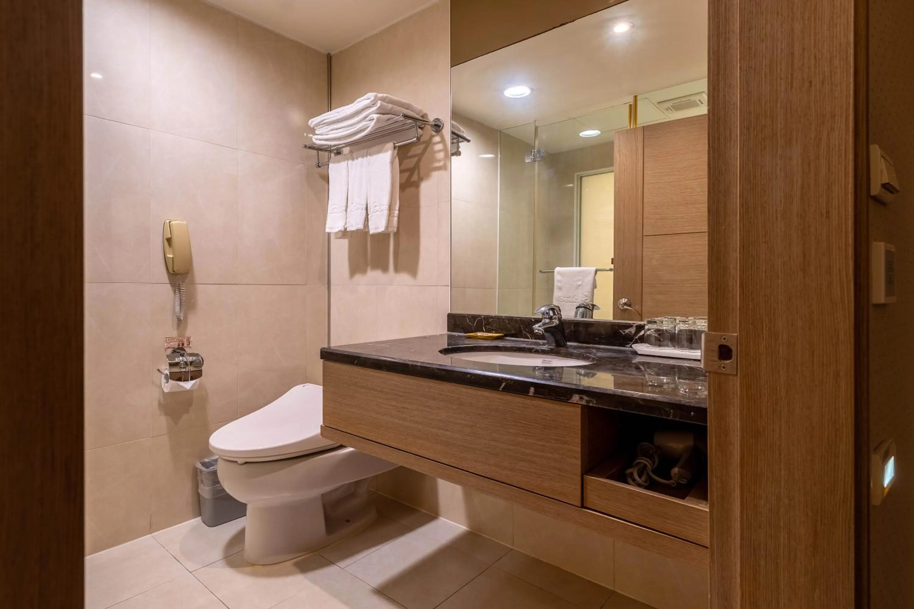 Toilet in Guide Hotel Taipei Chongqing