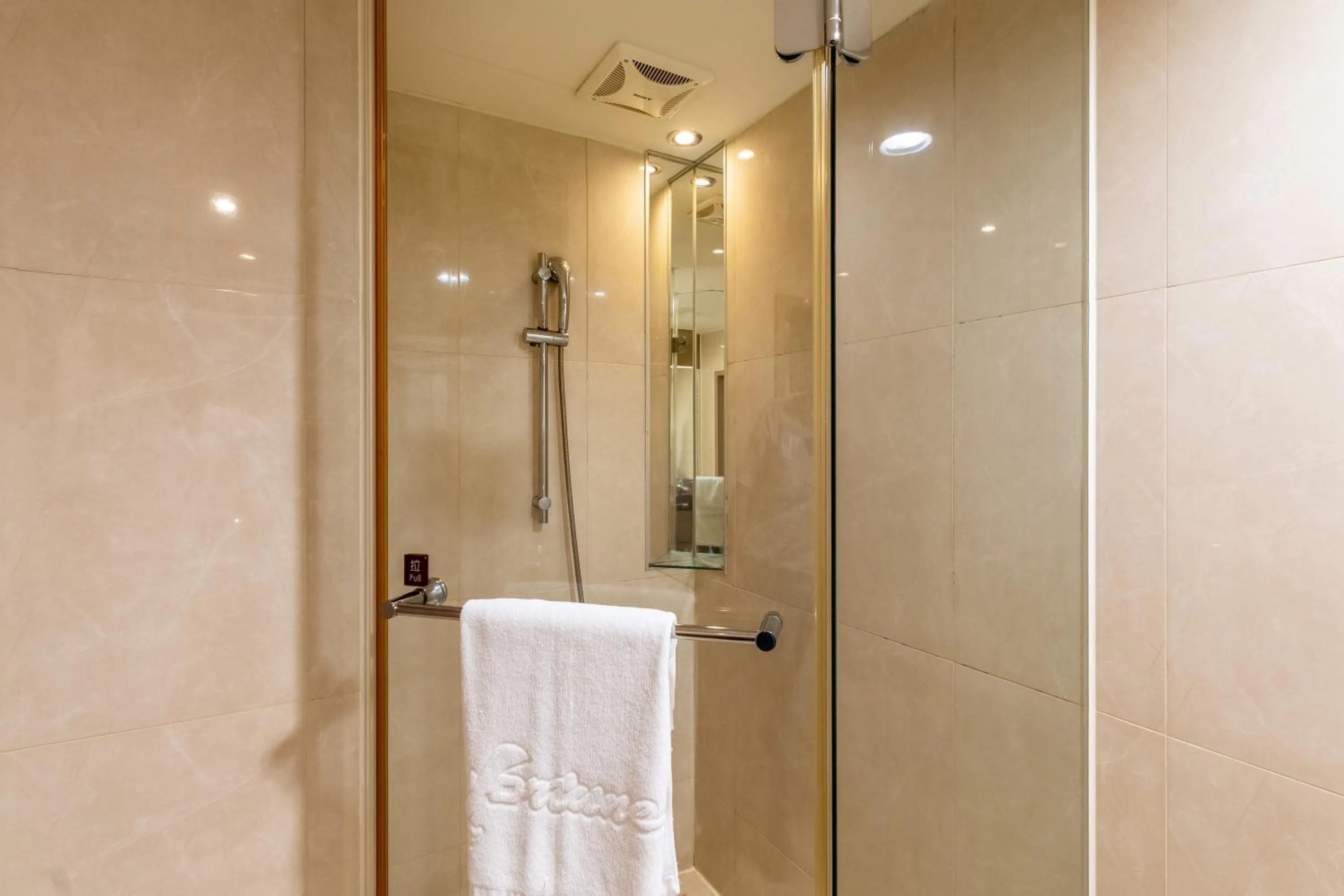 Shower in Guide Hotel Taipei Chongqing