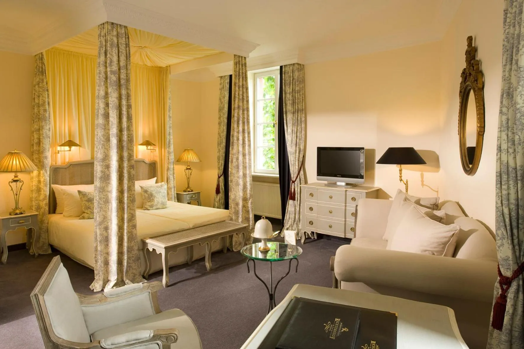 Photo of the whole room, Bed in Weinromantikhotel Richtershof