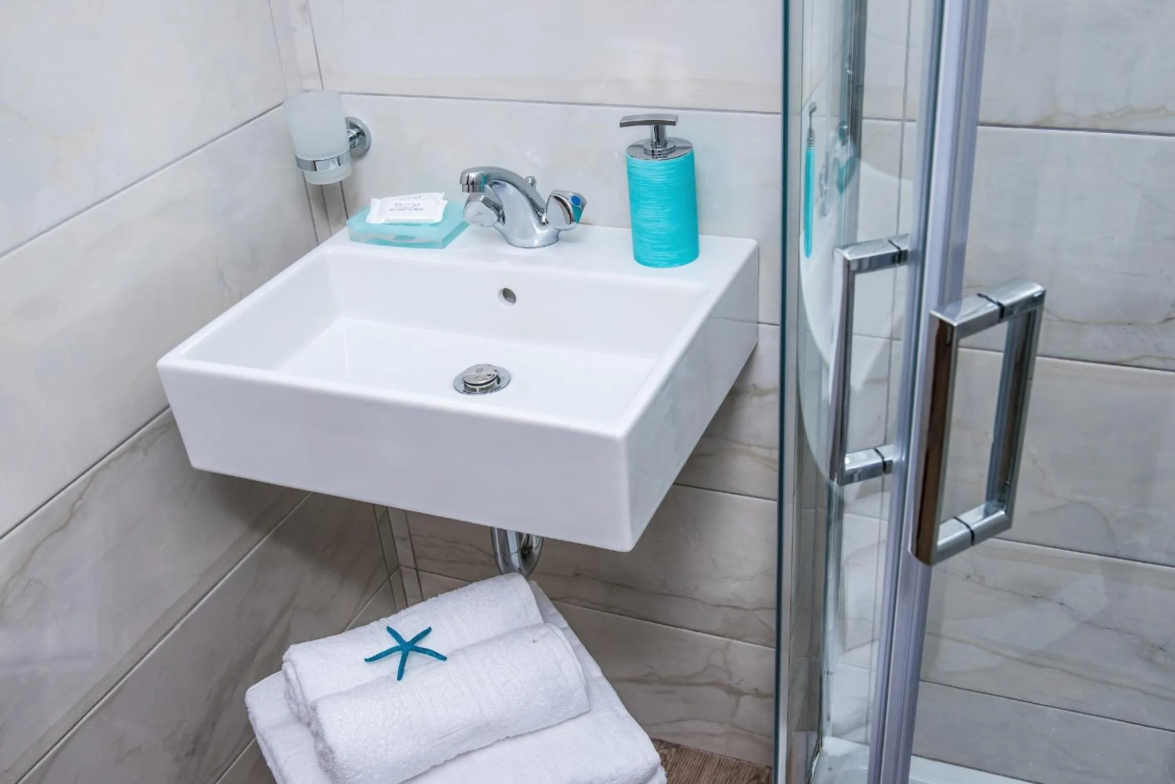 Bathroom in Floral Hotel