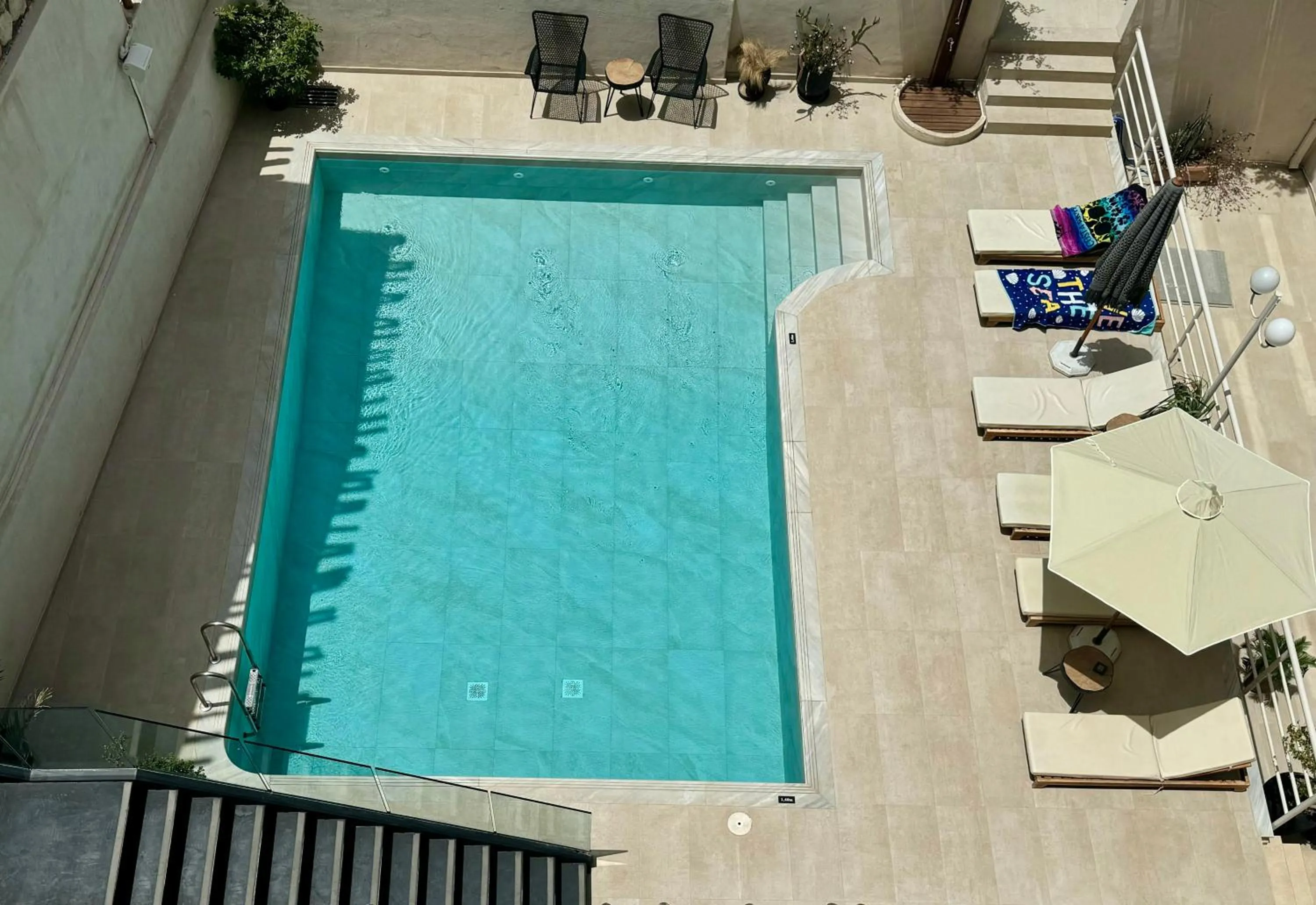 Swimming pool in Floral Hotel