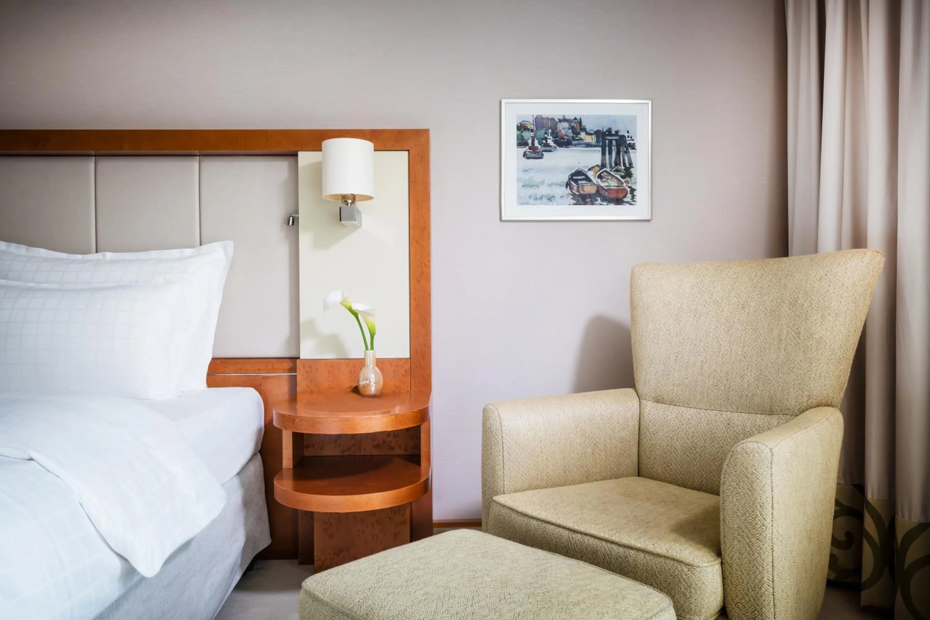 Bed in GRAND ELYSEE Hamburg