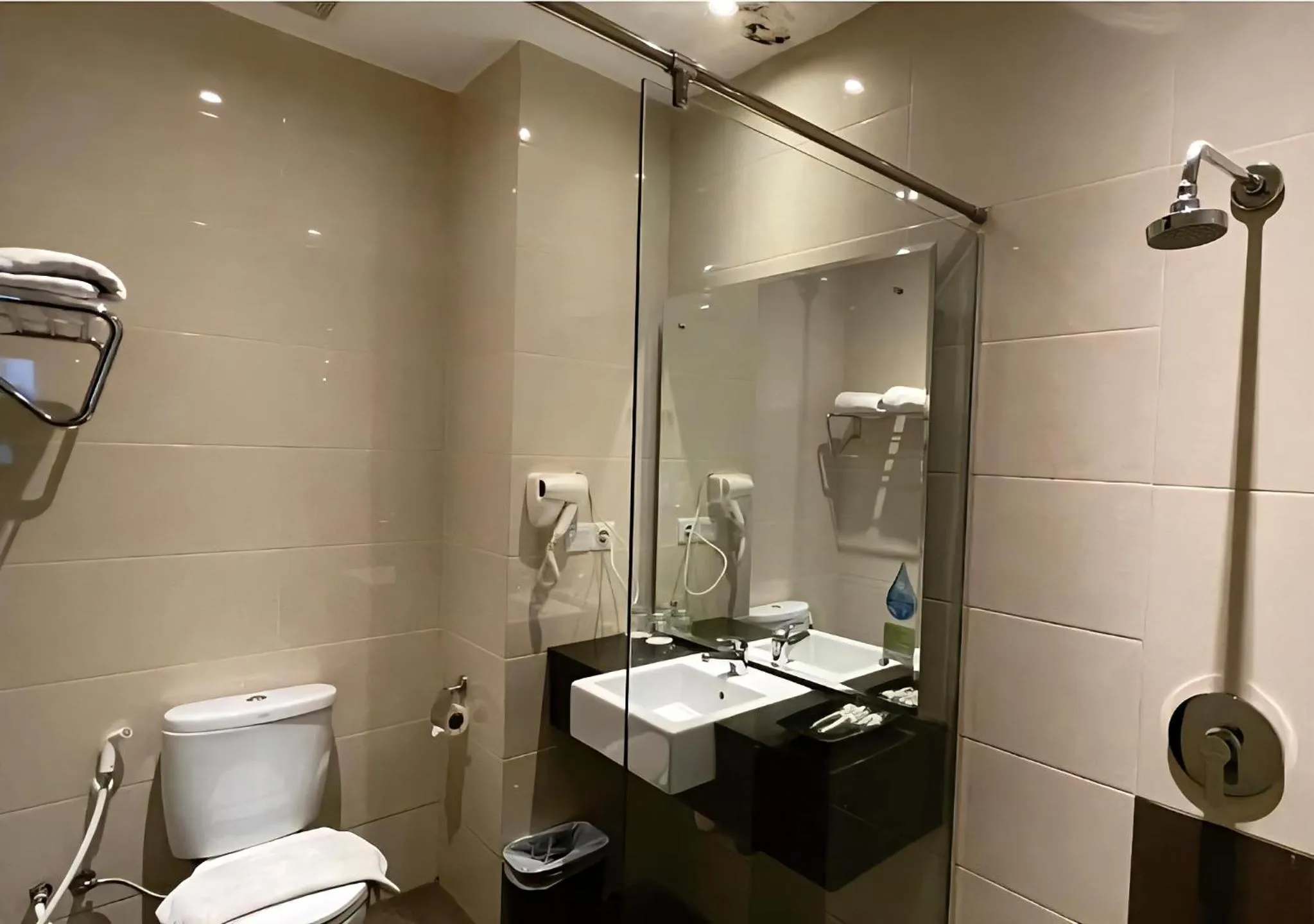Bathroom in King's Hotel Nagoya Batam