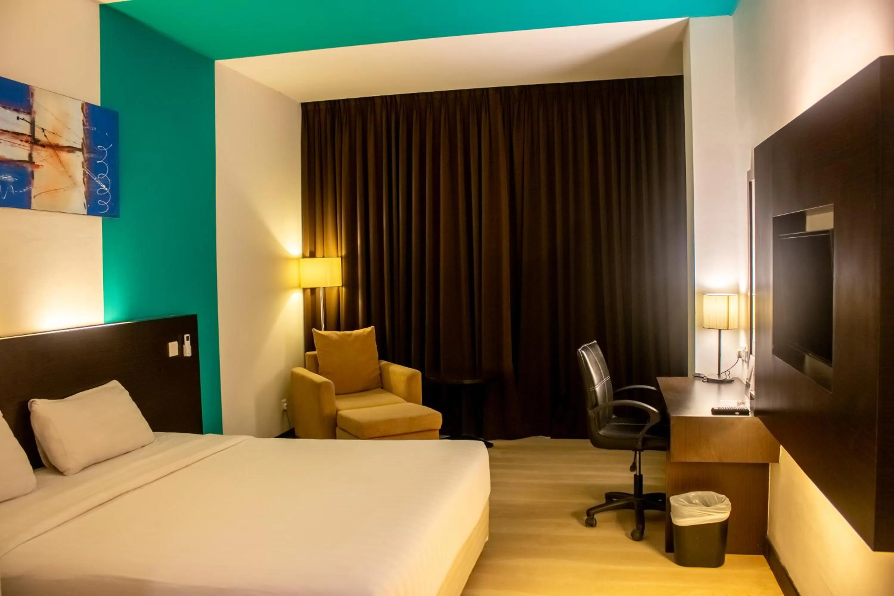 Bedroom, Bed in King's Hotel Nagoya Batam